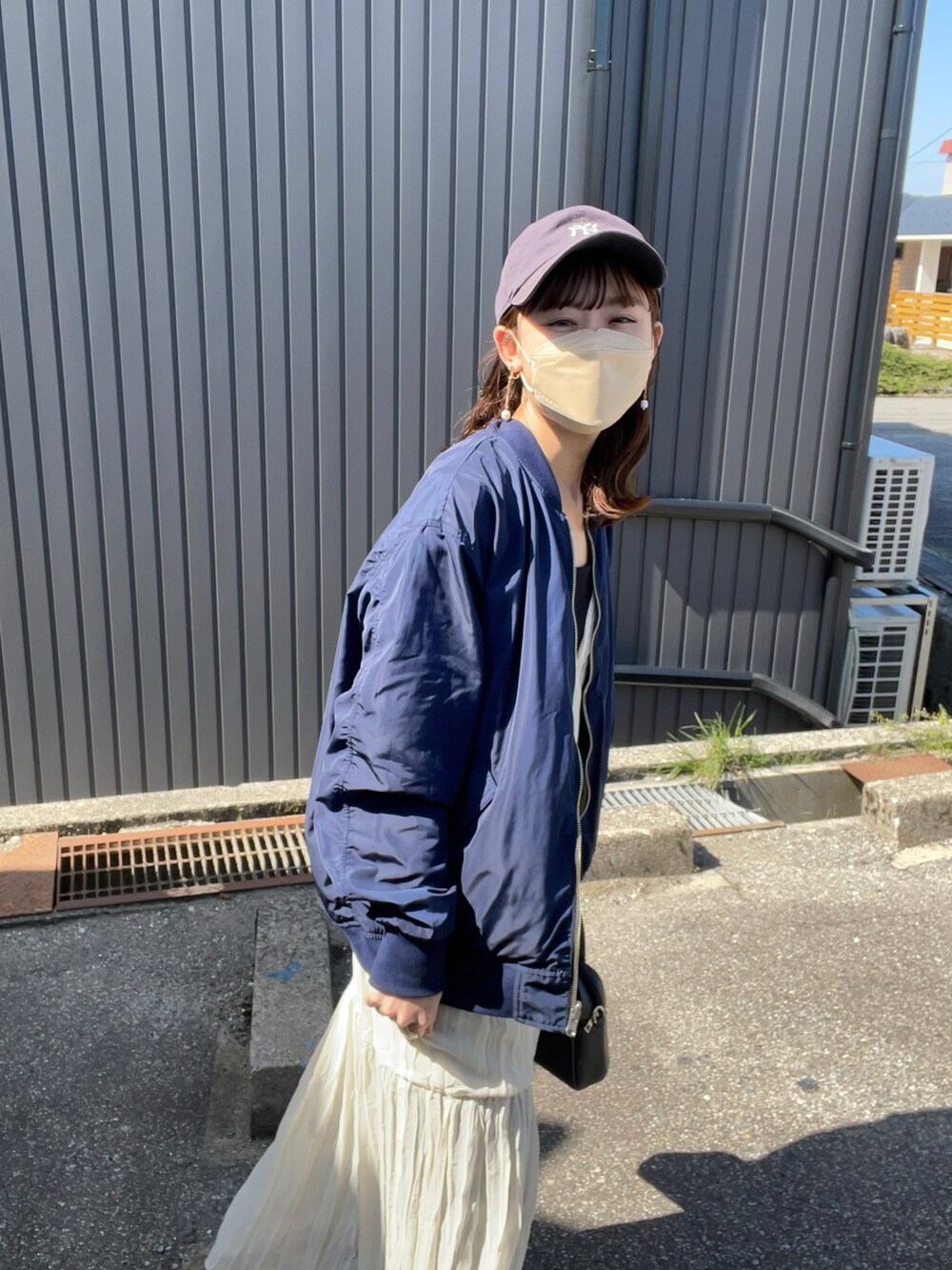 「休日スタイル、MA-1、ロングワンピース、シアー、レイヤードスタイル、キャップ、白スニーカー、春コーデ、春服みてみて、ショルダーバッグ、ボリューム袖、ベージュ、韓国ファッション、キャミワンピ、古着MIX」|「URBAN RESEARCH Sonny LabelのリバーシブルMA-1ブルゾン(MA-1、ベージュ系)」を使った、chicchimoさん(骨格ナチュラル・レディース・152cm)の春コーディネートの4枚目の写真