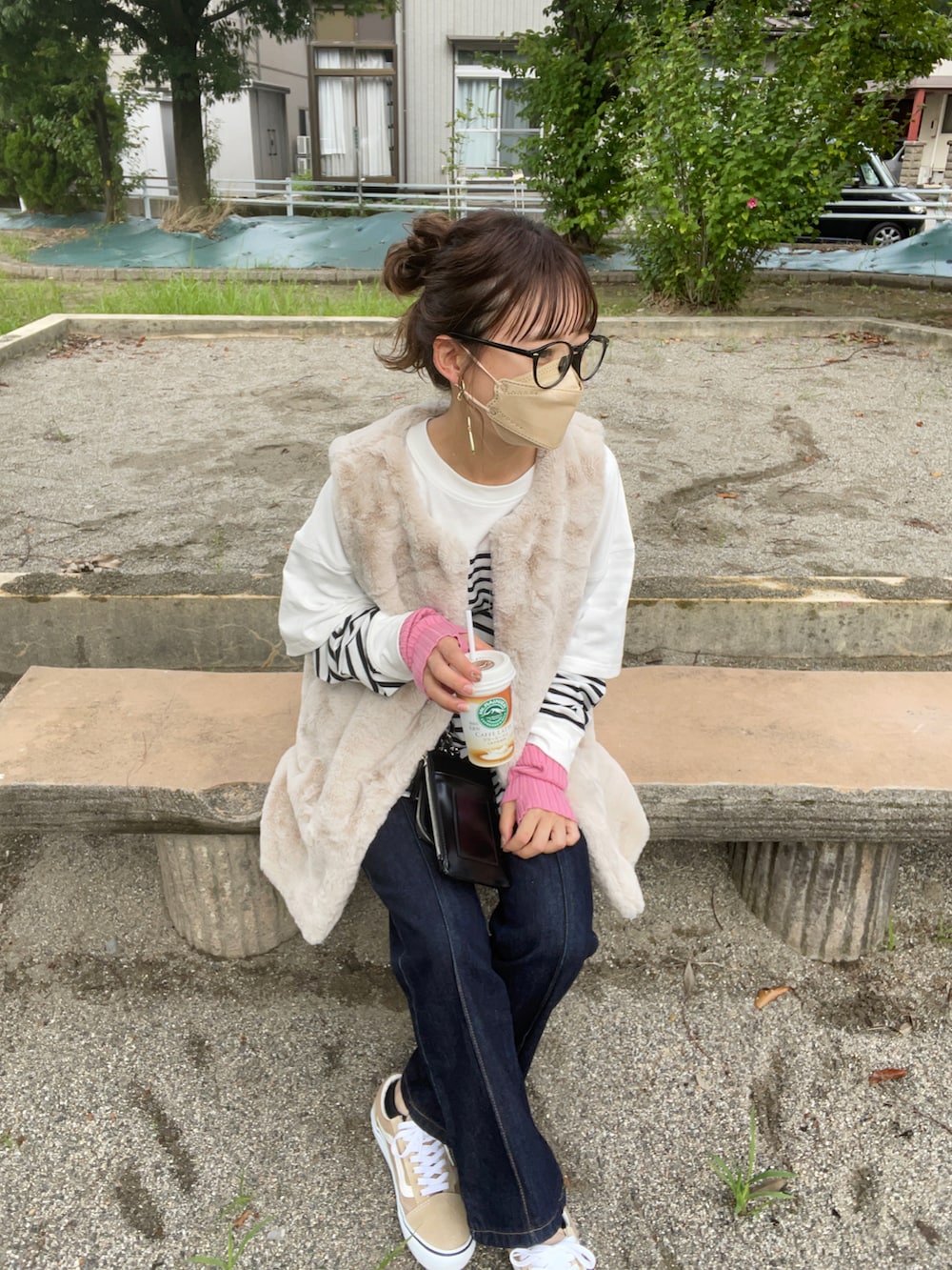 ブラック系のTシャツ/カットソー、グレー系のベスト、ブラック系のデニムパンツを着用したレディースの夏コーディネートの4枚目の写真