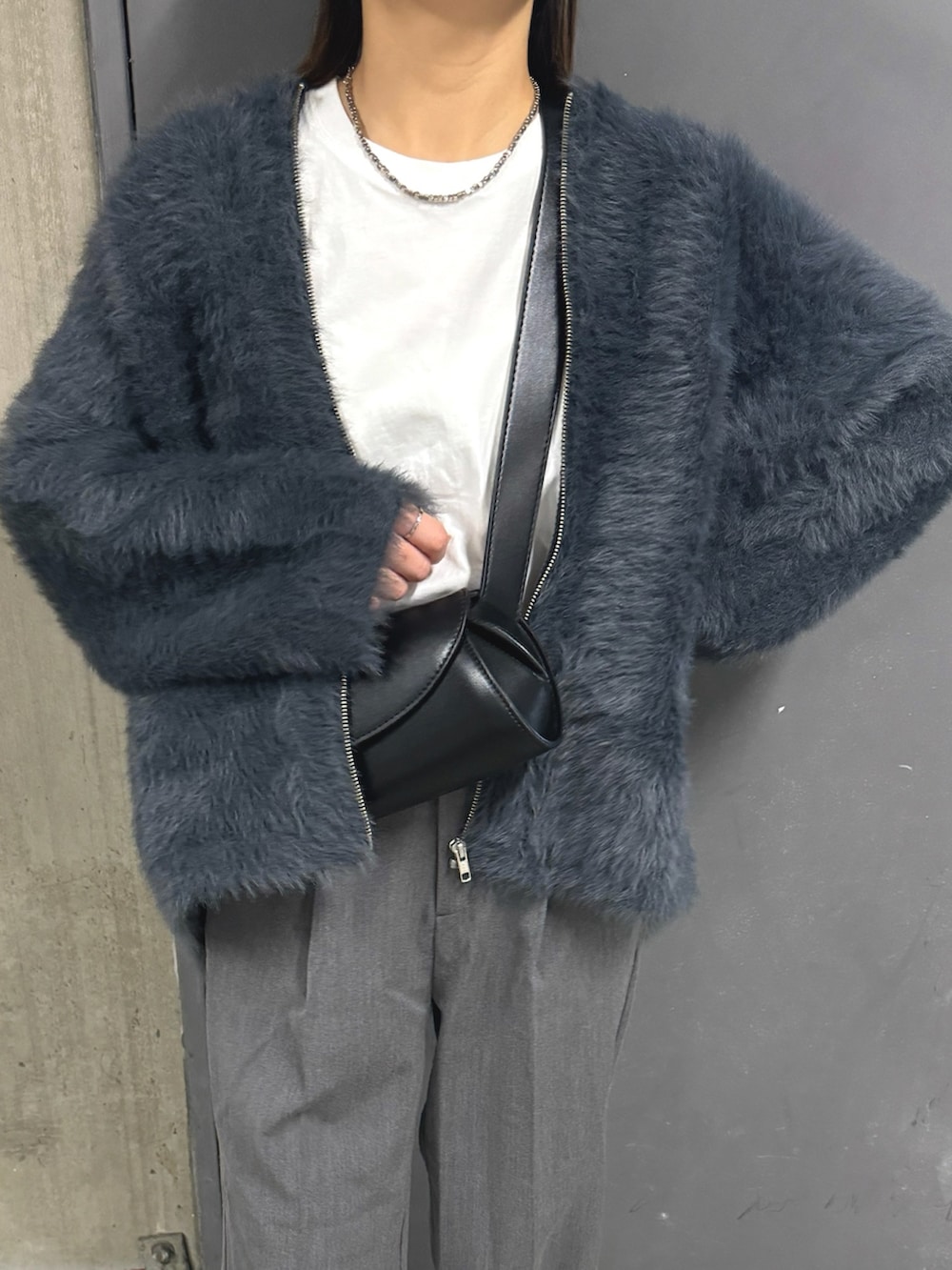 グレー系のカーディガン/ボレロ、ホワイト系のトップス、グレー系のその他パンツを着用したレディースの秋コーディネートの5枚目の写真