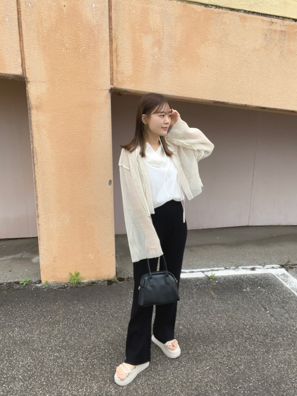 ホワイト系のTシャツ/カットソー、ホワイト系のカーディガン/ボレロ、ブラック系のその他パンツを着用したレディースの春コーディネートの2枚目の写真