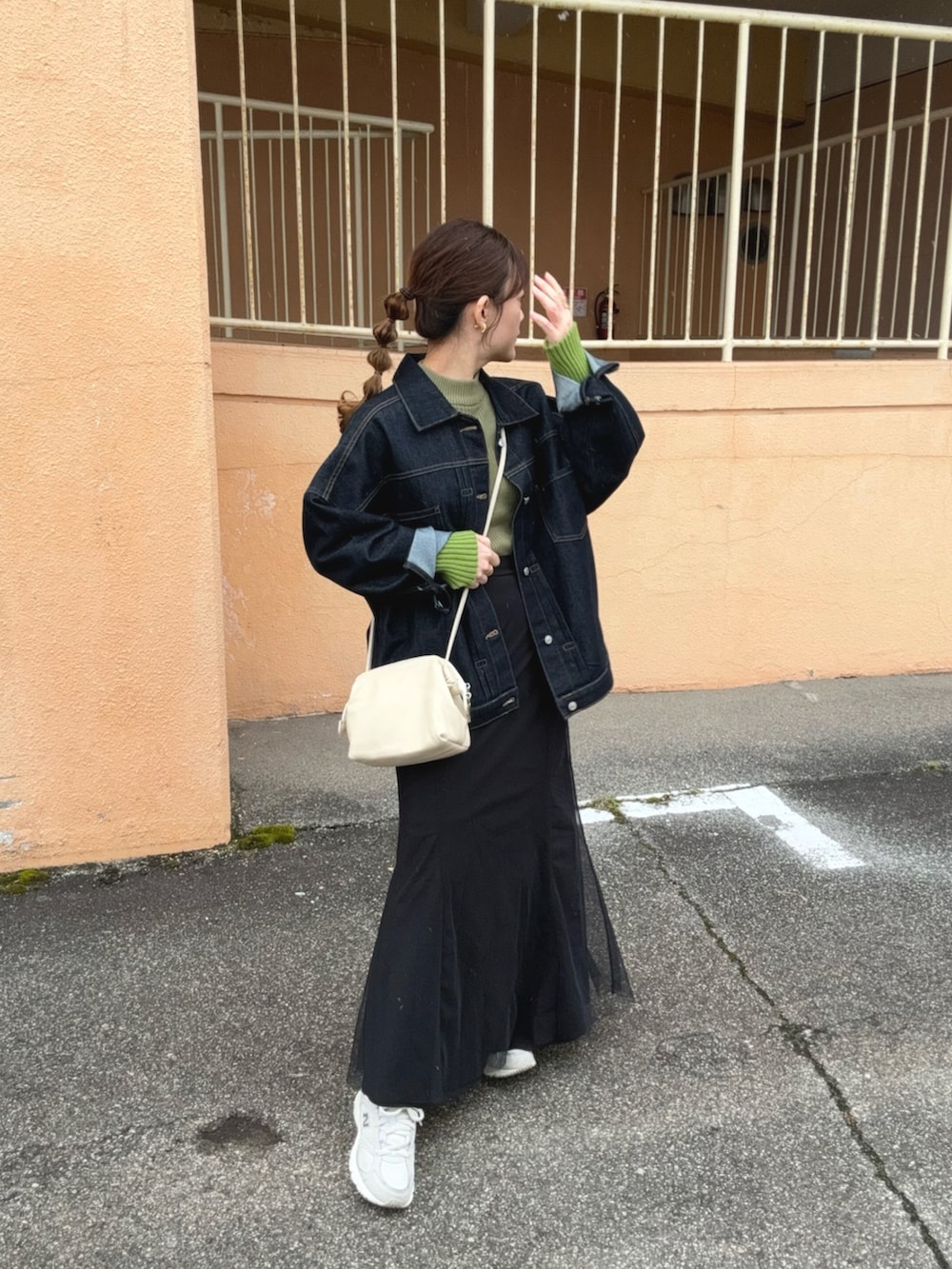 「プチプラ、春色、デニム、デニムジャケット、チュールスカート、グリーン、スニーカー、休日スタイル、お出かけコーデ、ショルダーバッグ、春カラー、低身長コーデ、大人ファッション、スカートスタイル、春コーデ」｜「BONLECILLのルーズデニムジャケット/Gジャン（デニムジャケット、ブルー系）」を使った、chicchimoさん（レディース・152cm）の春コーディネートの5枚目の写真