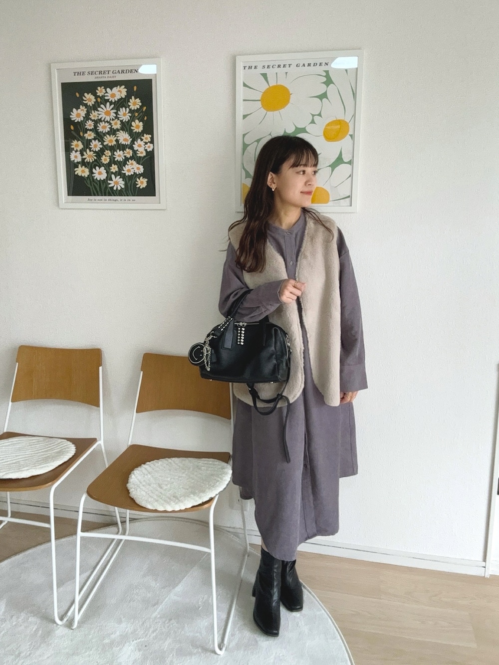 グレー系のシャツワンピース、ホワイト系のベスト、ブラック系のボストンバッグを着用したレディースの秋コーディネートの3枚目の写真