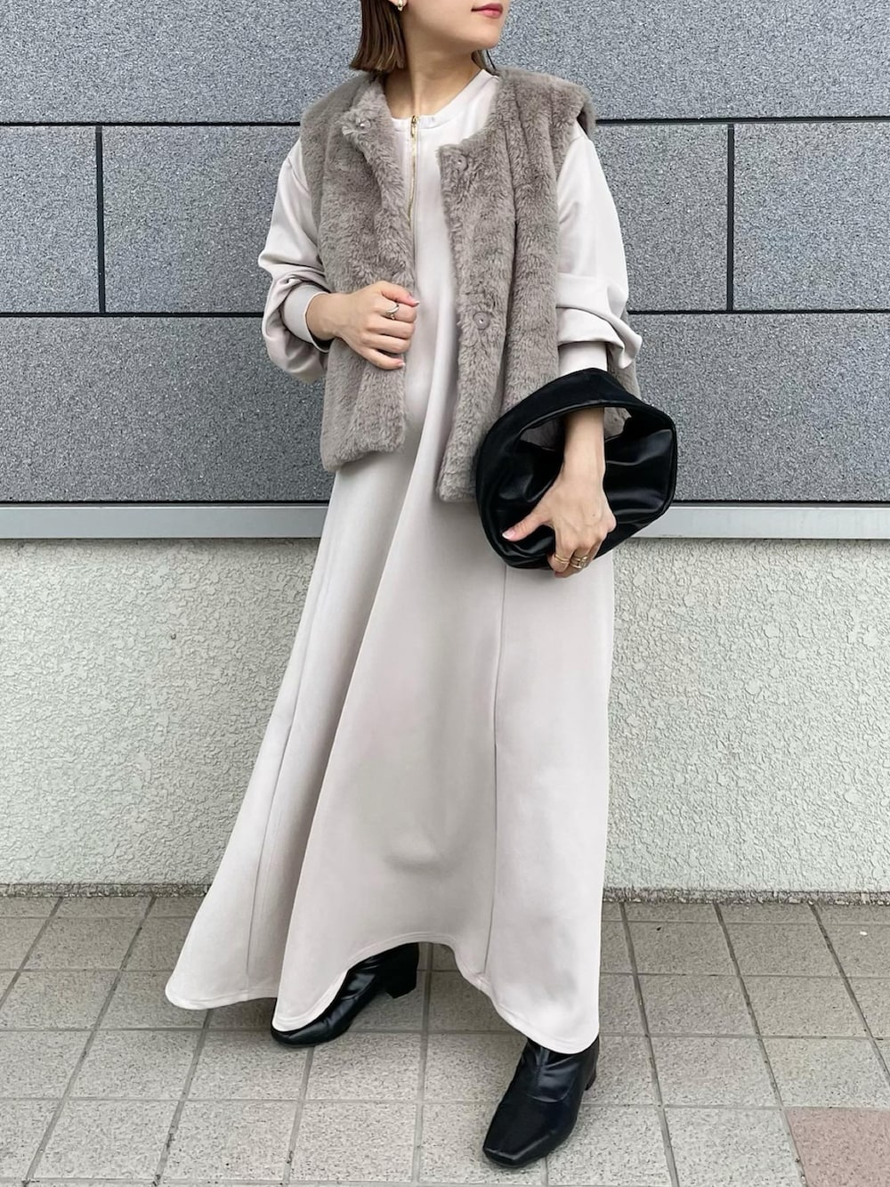 ホワイト系のワンピース、ベージュ系のその他アウター、ブラック系のハンドバッグを着用したレディースの秋コーディネートの4枚目の写真