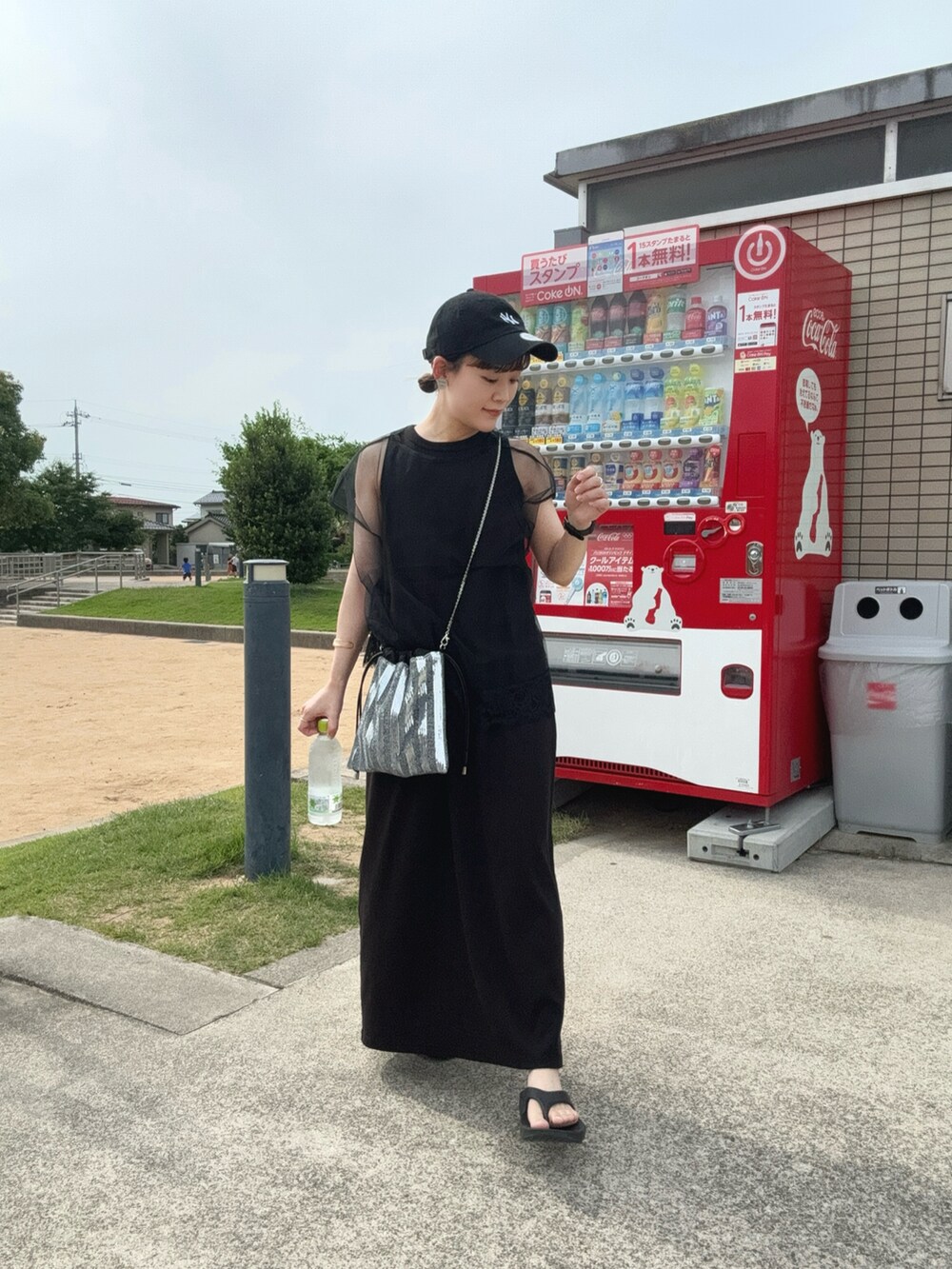 その他のTシャツ/カットソー、ブラック系のワンピース/ドレス、シルバー系のショルダーバッグを着用したレディースの夏コーディネートの3枚目の写真