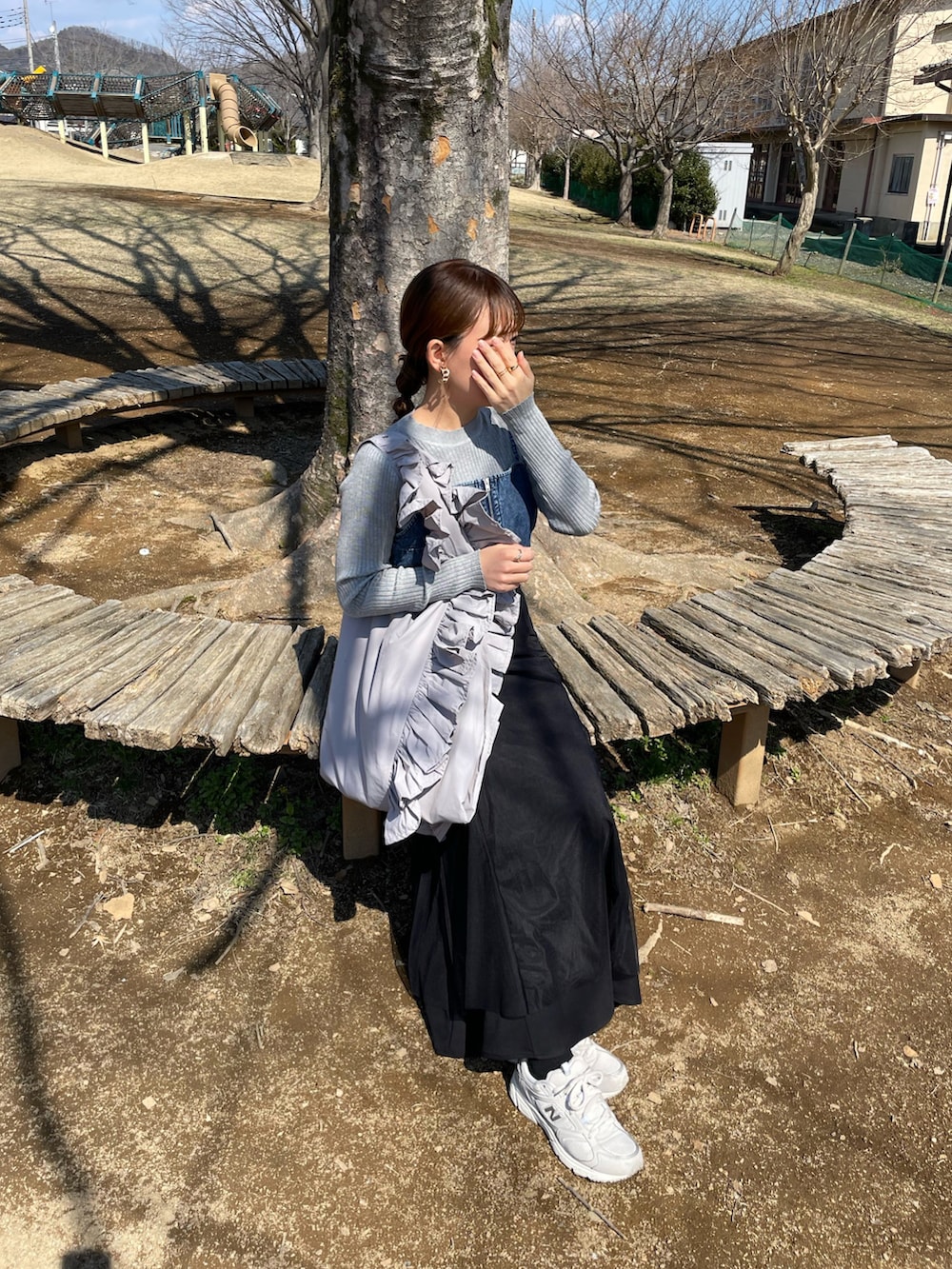 「休日スタイル、レイヤードスタイル、お出かけコーデ、トートバッグ、ビスチェ、韓国ファッション、シンプルコーデ、モード、春夏コーデ、きれいめカジュアル、プチプラ、デニム、デートコーデ、スカートスタイル、スニーカー」｜「GRLのアイテム（トップス、グレー系）」を使った、chicchimoさん（骨格ナチュラル・レディース・152cm）の春コーディネートの2枚目の写真
