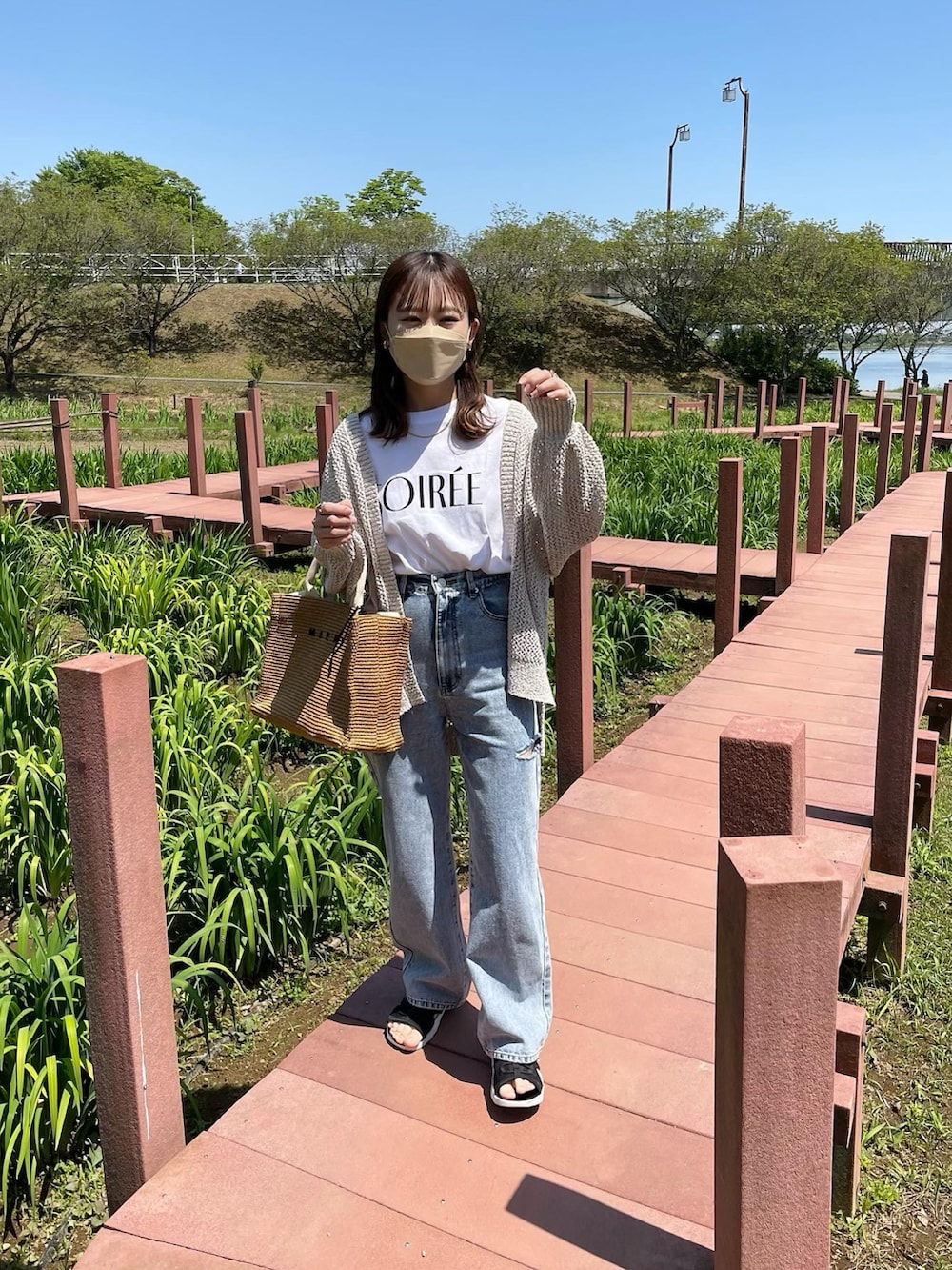 ホワイト系のカーディガン/ボレロ、ホワイト系のTシャツ/カットソー、その他のデニムパンツを着用したレディースの春コーディネートの2枚目の写真