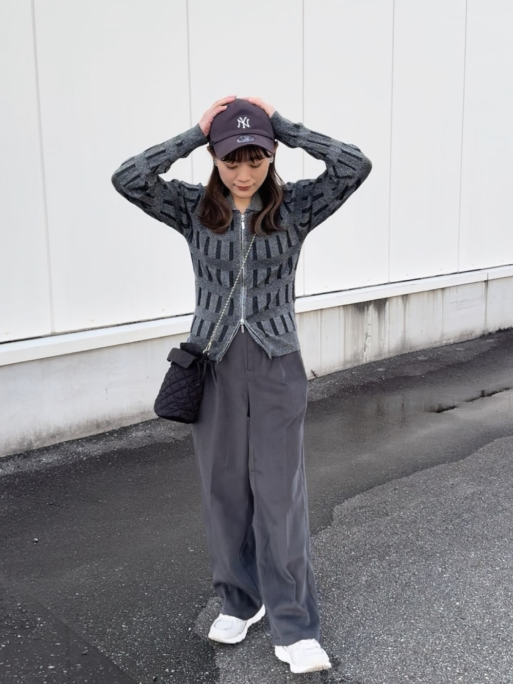 グレー系のカーディガン/ボレロ、グレー系のその他パンツ、ブラック系のショルダーバッグを着用したレディースの冬コーディネートの5枚目の写真