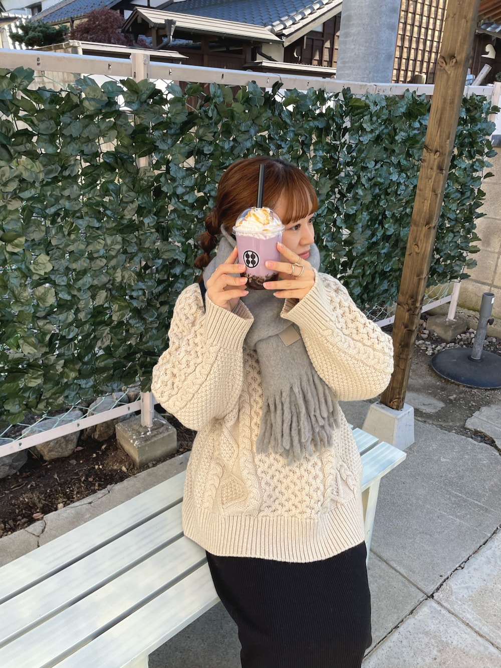 「マフラーぐるぐる、ニット、冬コーデ、リュック、ビッグシルエット、クリスマスに着たい服、韓国ファッション、休日スタイル、スニーカー、マイベストコーデ2023、お出かけコーデ、大人カジュアル、グレーコーデ、ケーブルニット、モノトーン」|「select MOCA by sonのヴィンテージライクケーブルニット(ニット/セーター、ホワイト系)」を使った、chicchimoさん(骨格ナチュラル・レディース・152cm)の冬コーディネートの5枚目の写真