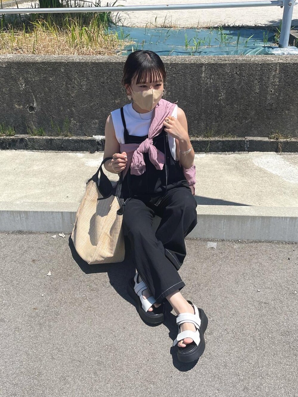 ブラック系のつなぎ/オールインワン、ピンク系のシャツ/ブラウス、ホワイト系のトップスを着用したレディースの夏コーディネートの5枚目の写真