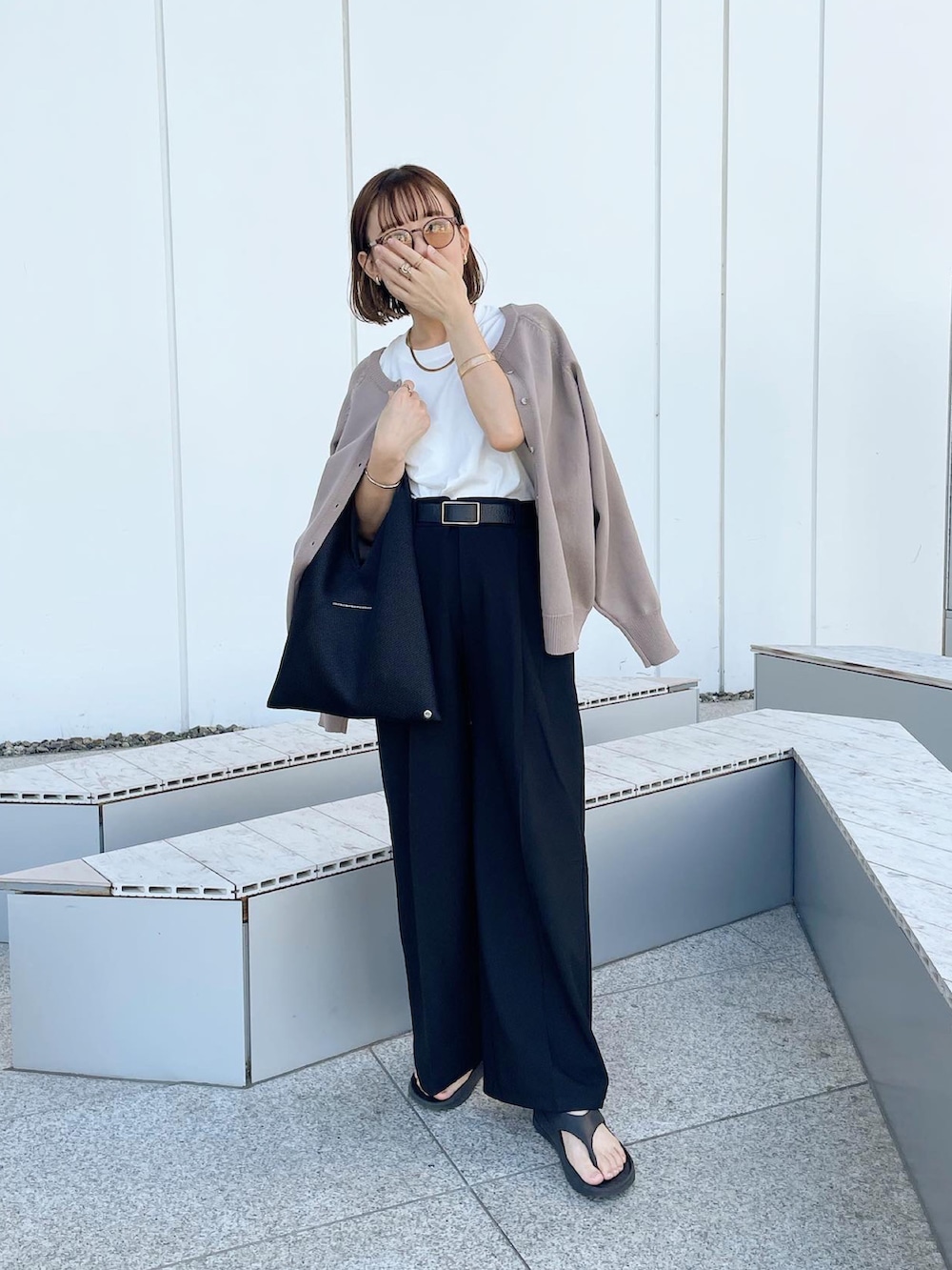 ホワイト系のTシャツ/カットソー、ブラック系のパンツ、ベージュ系のカーディガン/ボレロを着用したレディースの秋コーディネートの4枚目の写真