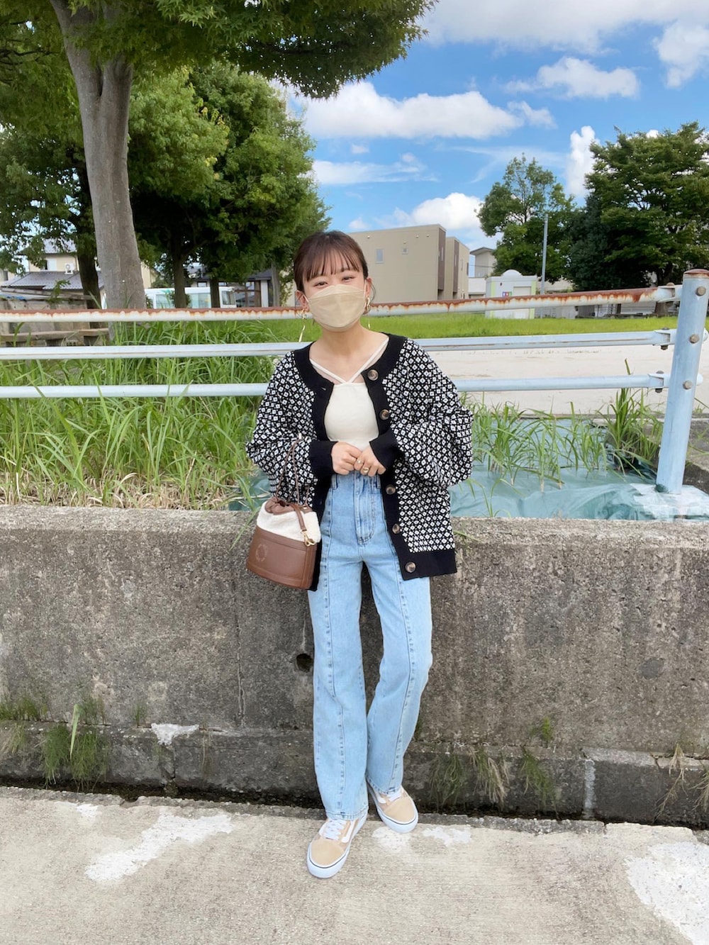 「カーディガン、デニム、ハイウエスト、プチプラ、古着MIX、休日スタイル、韓国ファッション、秋コーデ、スニーカー、ハンドバッグ、ビッグシルエット、大人カジュアル、お出かけコーデ、シンプルコーデ、オーバーサイズ」｜「classicalelfのレトロな気分がマストトレンド。2way配色ジャガードニットカーデ。（カーディガン/ボレロ、ブラック系）」を使った、chicchimoさん（レディース・152cm）の秋コーディネートの2枚目の写真