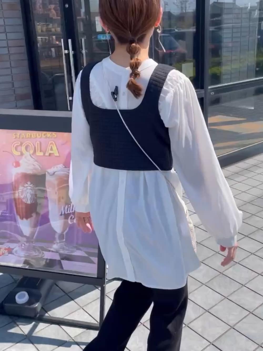 ホワイト系のシャツ/ブラウス、ブラック系のベスト、ブラック系のその他パンツを着用したレディースの春コーディネートの3枚目の写真