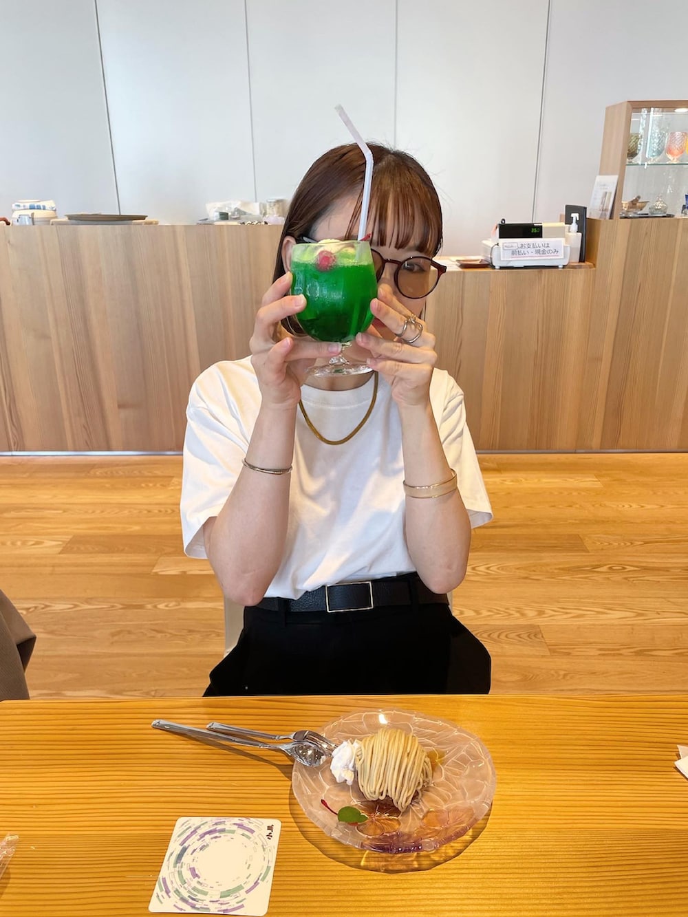 ホワイト系のTシャツ/カットソー、ブラック系のパンツ、ブラック系のトートバッグを着用したレディースの夏コーディネートの3枚目の写真