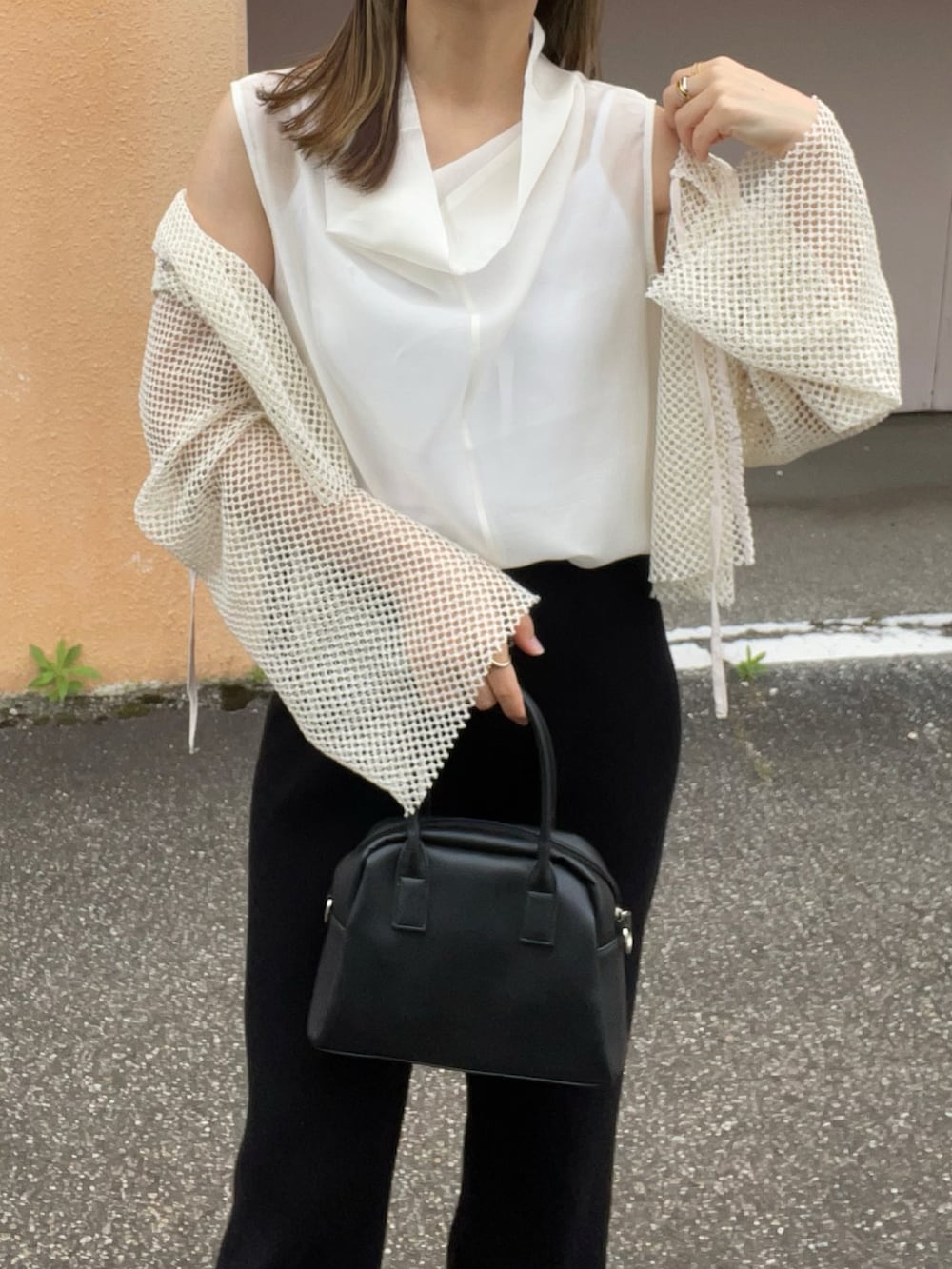 ホワイト系のTシャツ/カットソー、ホワイト系のカーディガン/ボレロ、ブラック系のその他パンツを着用したレディースの春コーディネートの4枚目の写真