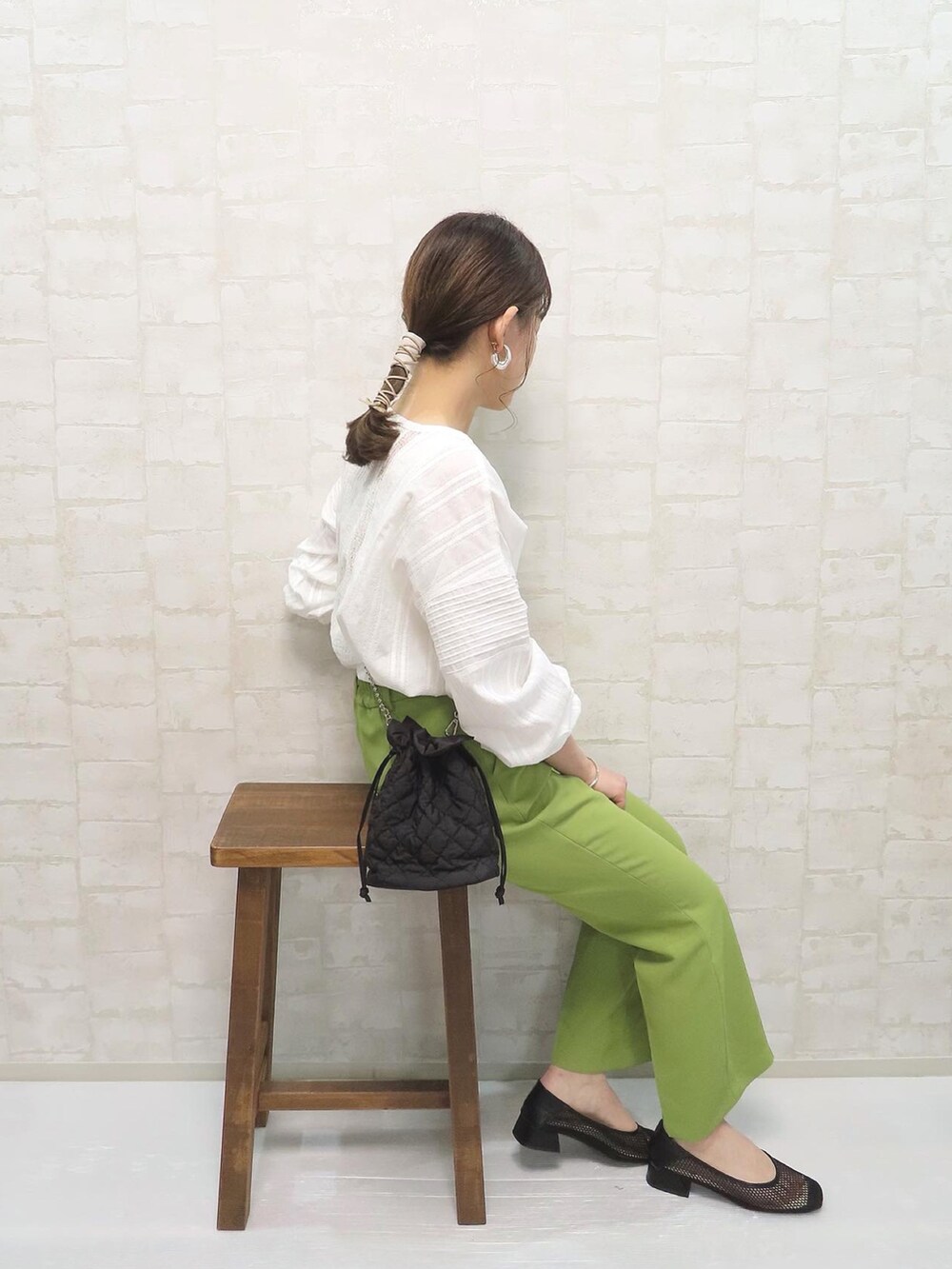 ホワイト系のシャツ/ブラウス、グリーン系のその他パンツ、ブラック系のショルダーバッグを着用したレディースの夏コーディネートの3枚目の写真