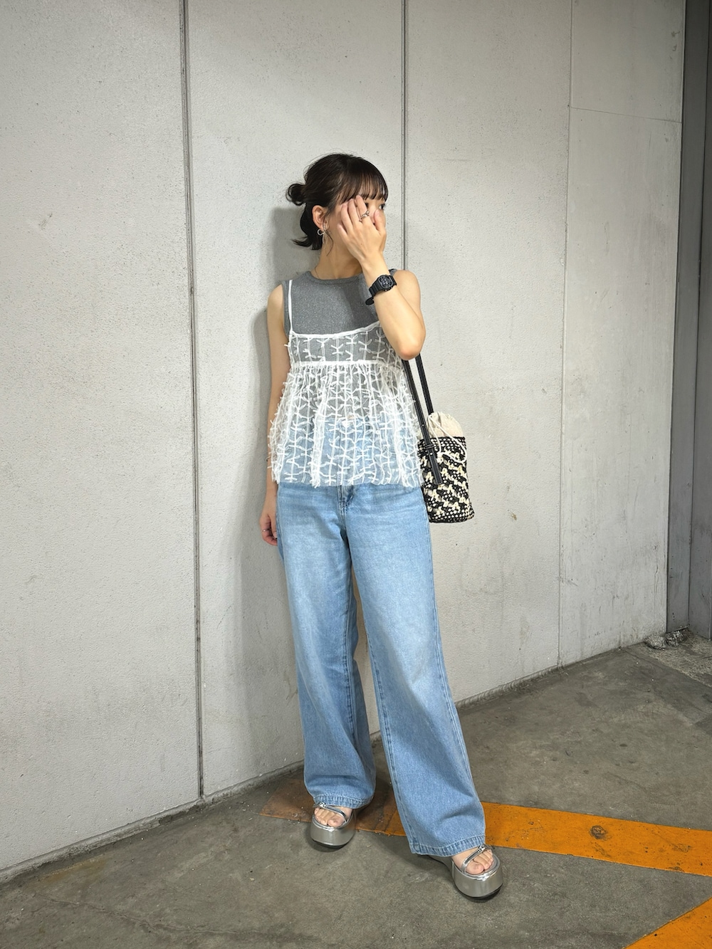 「レイヤードスタイル、スポーツミックス、プチプラ、夏コーデ、アツいコーデ全部見せ、ノースリーブ、サンダル、フリル、かごバッグ、リネン、デニム、ショルダーバッグ、オトナカワイイ、ビスチェ、CENE」｜「CENEの【CENE】セネ/ボールフックリング（リング、シルバー系）」を使った、chicchimoさん（骨格ナチュラル・レディース・152cm）の夏コーディネートの3枚目の写真