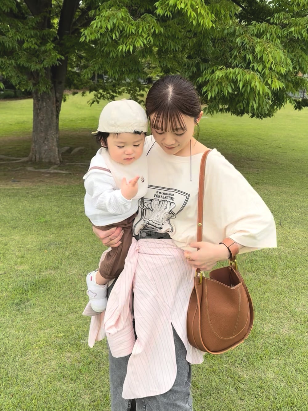 「シャツスタイル、ストライプシャツ、レイヤードスタイル、スポーツミックス、デニム、ピンクシャツ、夏コーデ、白Tシャツ、夏だ！Tシャツ着よう！、お洒落さんとつながりたい、プチプラ、大人かわいい、ショルダーバッグ、お出かけコーデ、スニーカー」｜「Javaの《JaVaジャバコラボ》”ゆるっ”と着映え。オーガニックコットン混　夏に使える 綿100％前後2wayステッチツアーロゴ刺繍シンプル半袖Tシャツ（Tシャツ/カットソー、ホワイト系）」を使った、chicchimoさん（レディース・152cm）の夏コーディネートの2枚目の写真