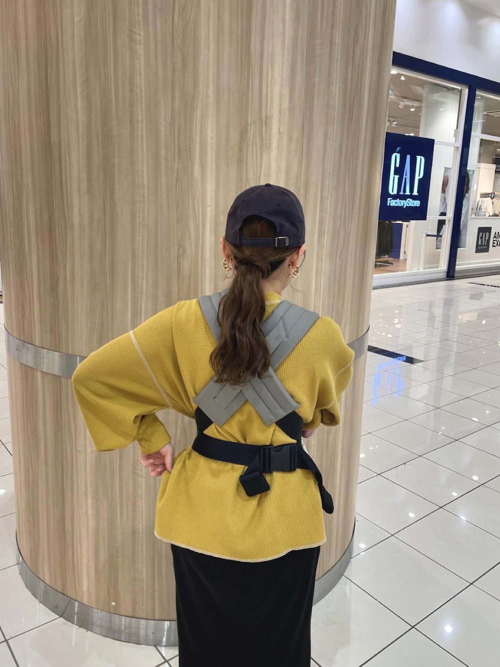 「カラーコーデ、春色、春コーデ、春のおしゃ見えテクニック、春服みてみて、キャップ、スニーカー、シンブルコーデ、お出かけコーデ、休日スタイル、プチプラ、大人カジュアル、春ファッション、レディースファッション、ストリート」｜「Javaの《JaVaジャバ 別注》シンプルなのに格上げ。2way配色ワッフルロンTee（Tシャツ/カットソー、イエロー系）」を使った、chicchimoさん（骨格ナチュラル・レディース・152cm）の春コーディネートの4枚目の写真