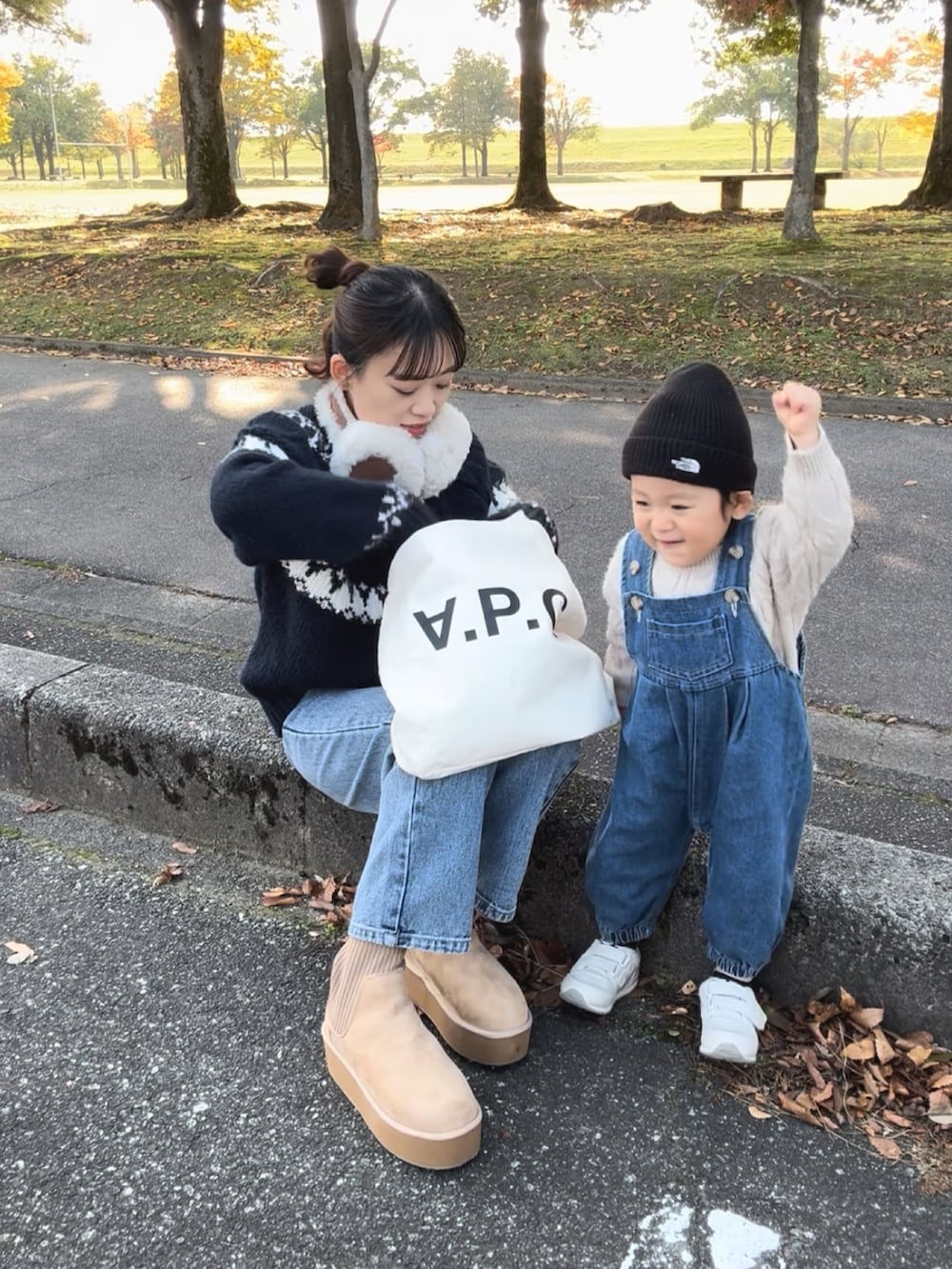 ベージュ系のブーツ、ホワイト系のトートバッグ、ブルー系のニット/セーターを着用したレディースの冬コーディネートの4枚目の写真