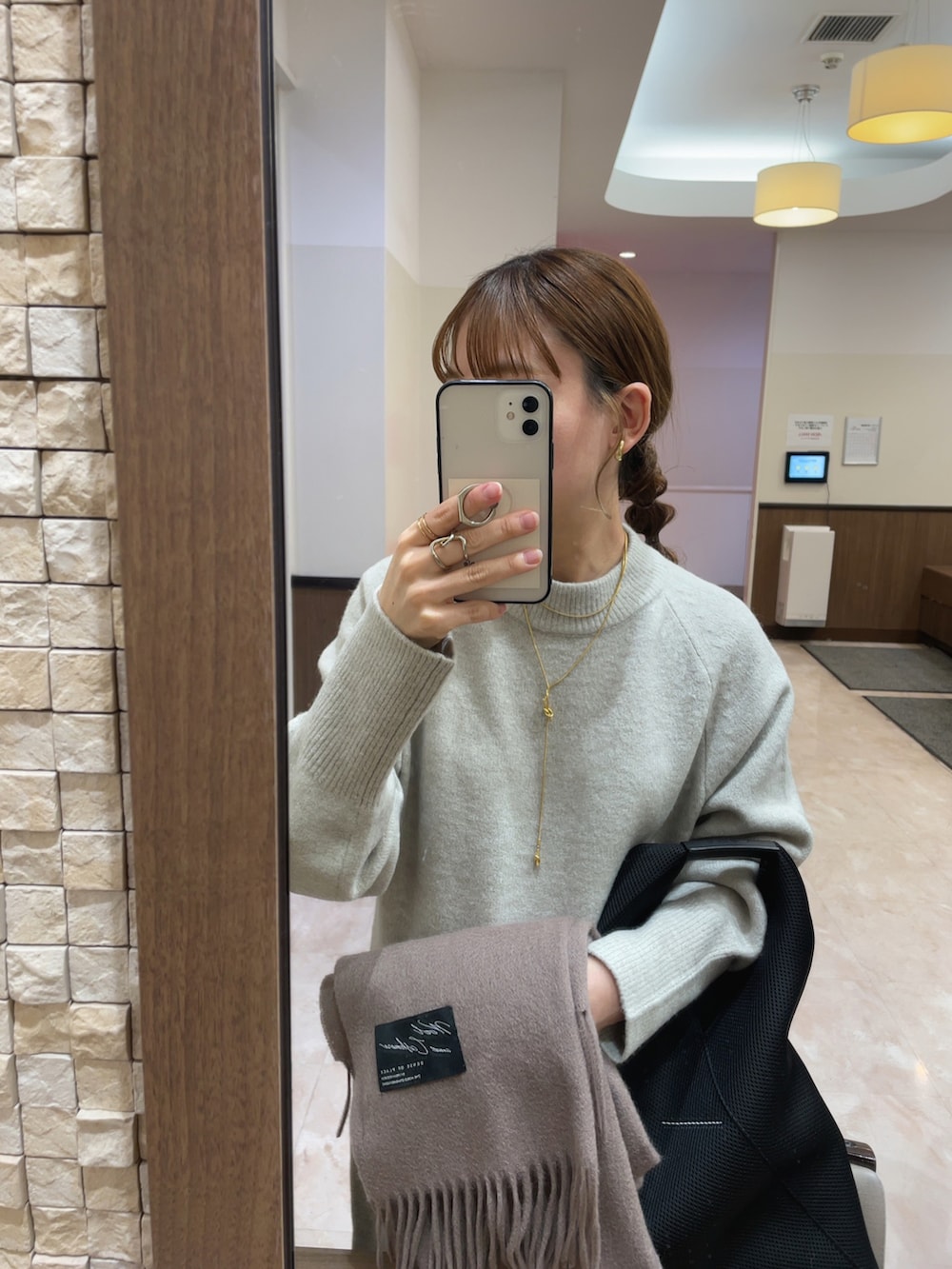 ベージュ系のワンピース/ドレス、ブラック系のブーツ、ブラウン系のマフラーを着用したレディースの冬コーディネートの4枚目の写真