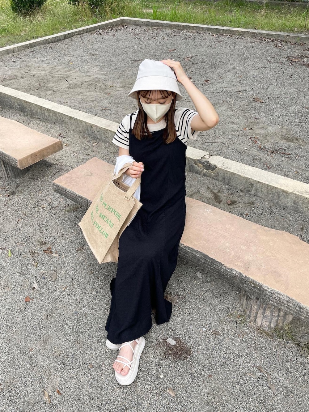 ベージュ系のトップス、ブラック系のワンピース/ドレス、ホワイト系のシャツ/ブラウスを着用したレディースの夏コーディネートの5枚目の写真