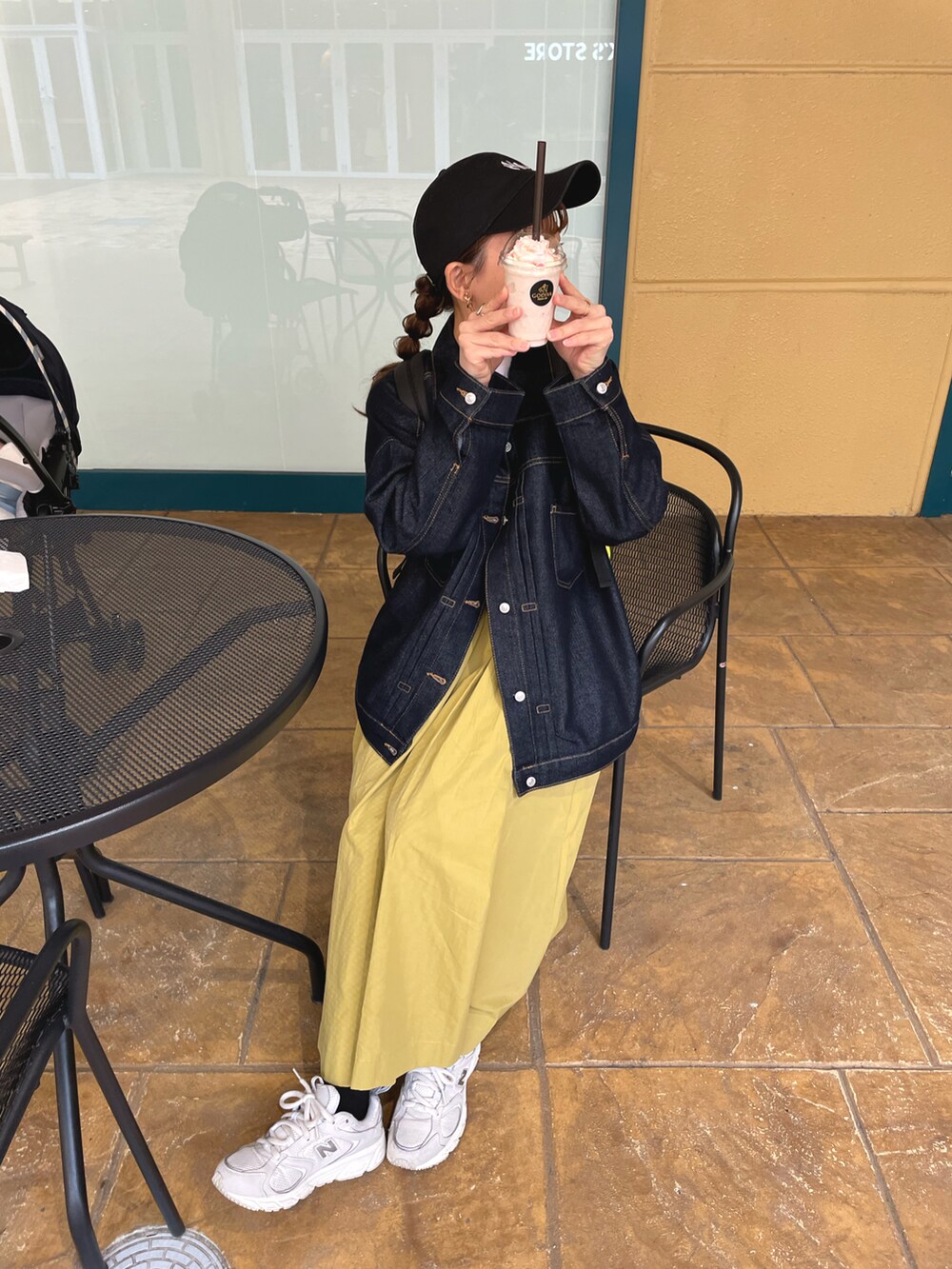 イエロー系のスカート、ホワイト系のTシャツ/カットソー、ブルー系のデニムジャケットを着用したレディースの春コーディネートの4枚目の写真