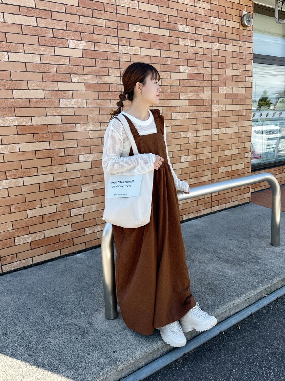 ブラウン系のワンピース、ホワイト系のトップス、ホワイト系のトートバッグを着用したレディースの春コーディネートの5枚目の写真
