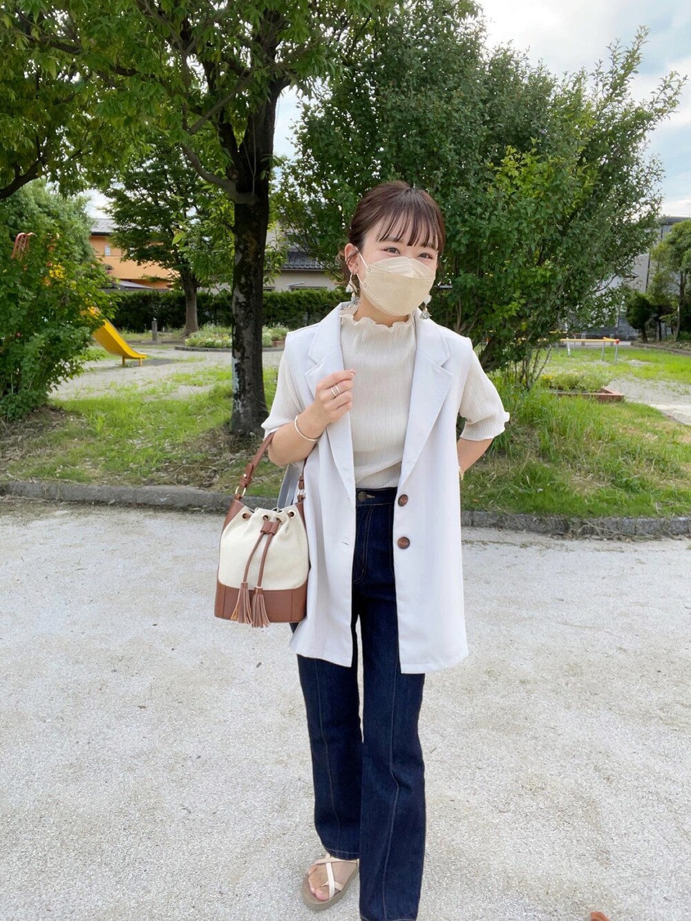 ホワイト系のTシャツ/カットソー、ベージュ系のサンダル、ベージュ系のベストを着用したレディースの夏コーディネートの5枚目の写真