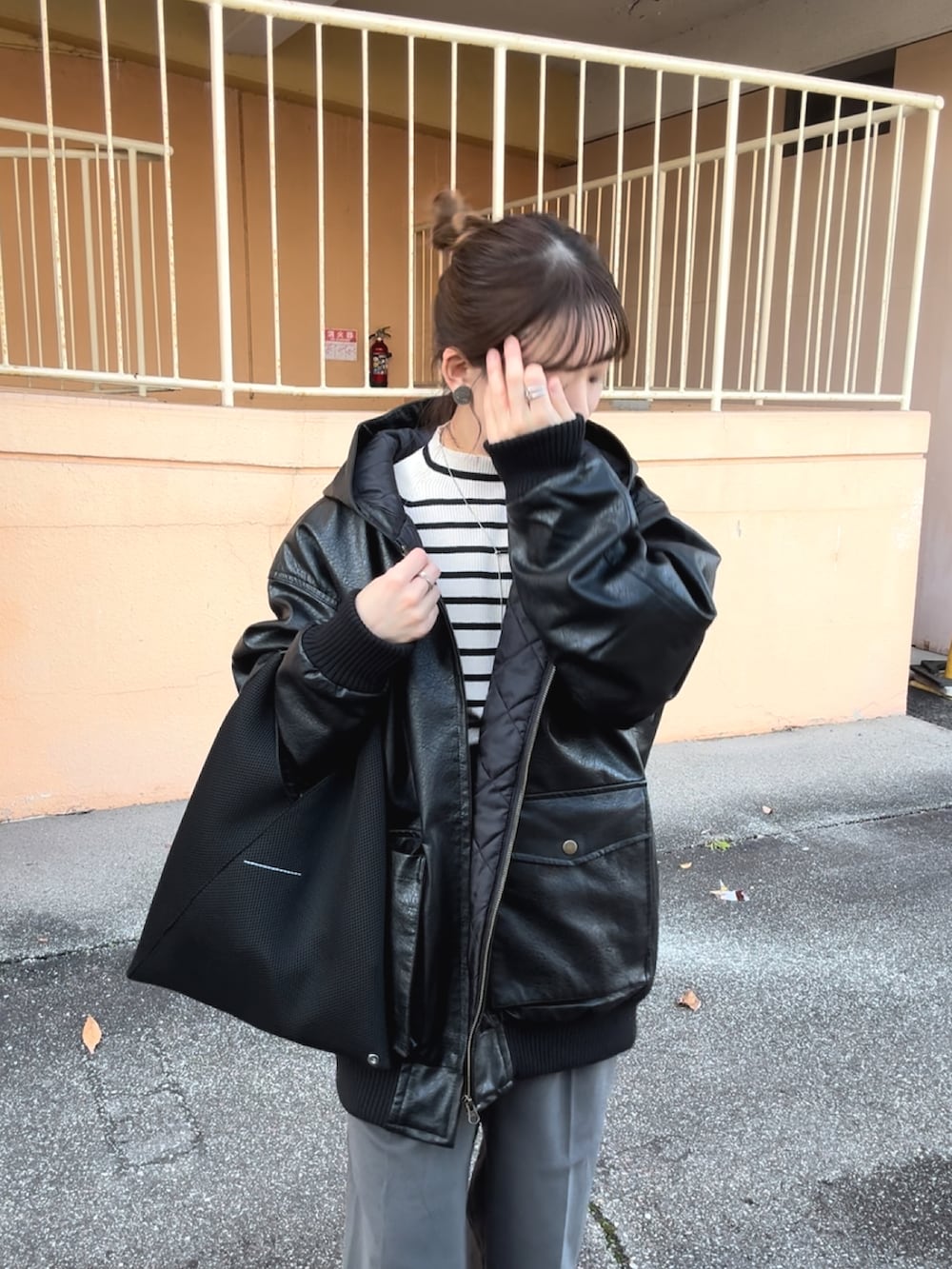 「真冬のあったかスタイル、レザー、ボーダー、モノトーン、スニーカー、ニット、ゆるコーデ、パンツコーデ、休日スタイル、お出かけコーデ、ジャケットスタイル、冬コーデ、ジップパーカー、チョコ色に染まれ、シンプル」｜「Javaの《Javaジャバコラボ》ヴィンテージ感が映える。フェイクレザーフーディーブルゾン（ブルゾン、ブラック系）」を使った、chicchimoさん（レディース・152cm）の冬コーディネートの2枚目の写真