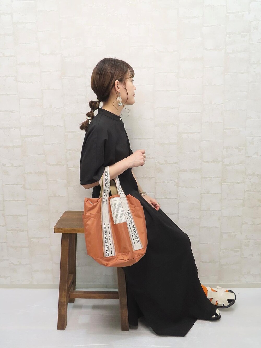 ブラック系のワンピース、オレンジ系のトートバッグ、オレンジ系のソックス/靴下を着用したレディースの夏コーディネートの4枚目の写真