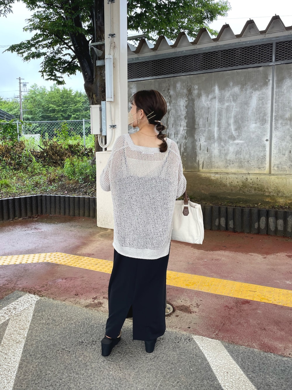 ホワイト系のカーディガン/ボレロ、ブラック系のワンピース、ホワイト系のキャミソールを着用したレディースの夏コーディネートの2枚目の写真