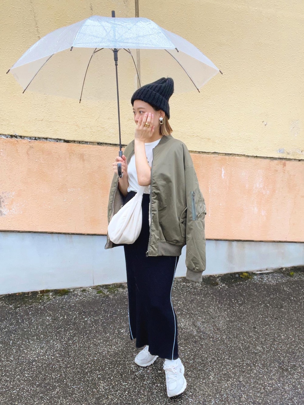 「秋服準備はじめました、秋コーデ、MA-1、ニット帽、スニーカー、ロングスカート、ショルダーバッグ、UNIQLO、ジャケットスタイル、お出かけコーデ、スポーツミックス、アウトドアスタイル、大人カジュアル、秋冬コーデ、ボリューム袖」｜「piyoriyのアイテム（MA-1、グリーン系）」を使った、chicchimoさん（骨格ナチュラル・レディース・152cm）の秋コーディネートの2枚目の写真