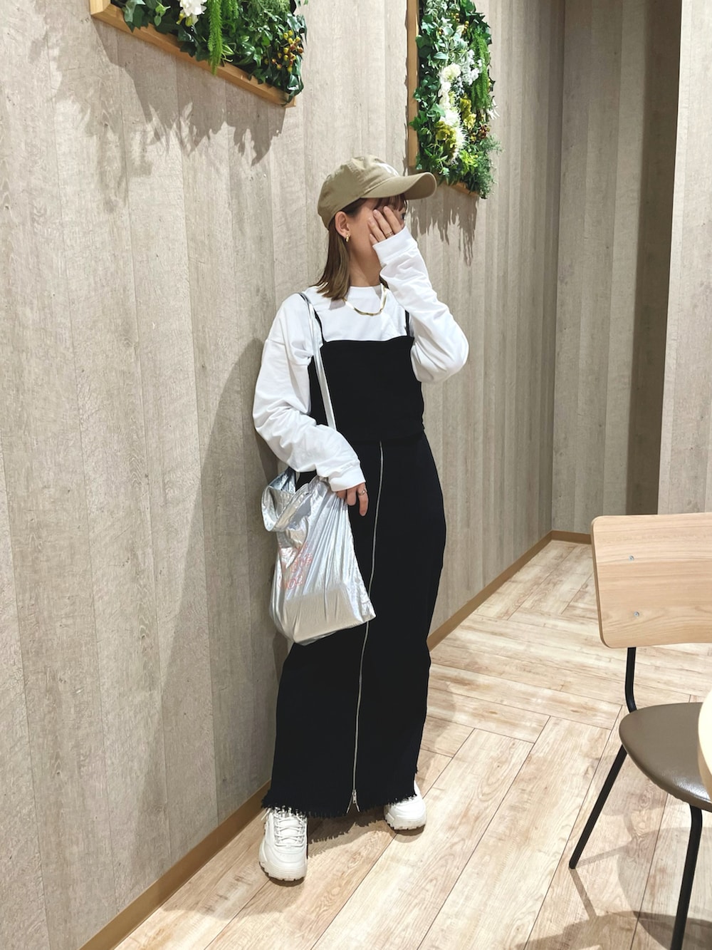 ホワイト系のTシャツ/カットソー、ブラック系のスカート、ブラック系のその他トップスを着用したレディースの春コーディネートの5枚目の写真