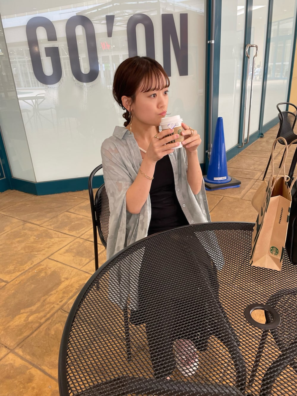 「シャツスタイル、キャミワンピ、レイヤードスタイル、きれいめカジュアル、休日スタイル、春夏コーデ、シアートップス、ワンピーススタイル、プチプラ、サンダルコーデ、カジュアルコーデ、グリーン、低身長女子、ワンピース、カラーコーデ」｜「mily biletの【mily bilet】ワンランク上のスタイル。シアージャガード花柄2wayシャツ（シャツ/ブラウス、グリーン系）」を使った、chicchimoさん（骨格ナチュラル・レディース・152cm）の春コーディネートの5枚目の写真