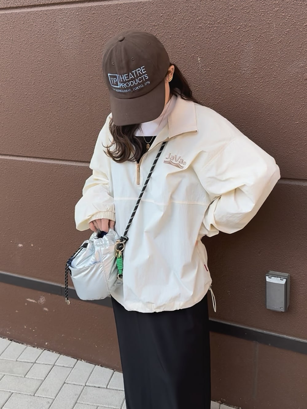 ホワイト系のブルゾン、ブラック系のワンピース、ベージュ系のスニーカーを着用したレディースの春コーディネートの2枚目の写真