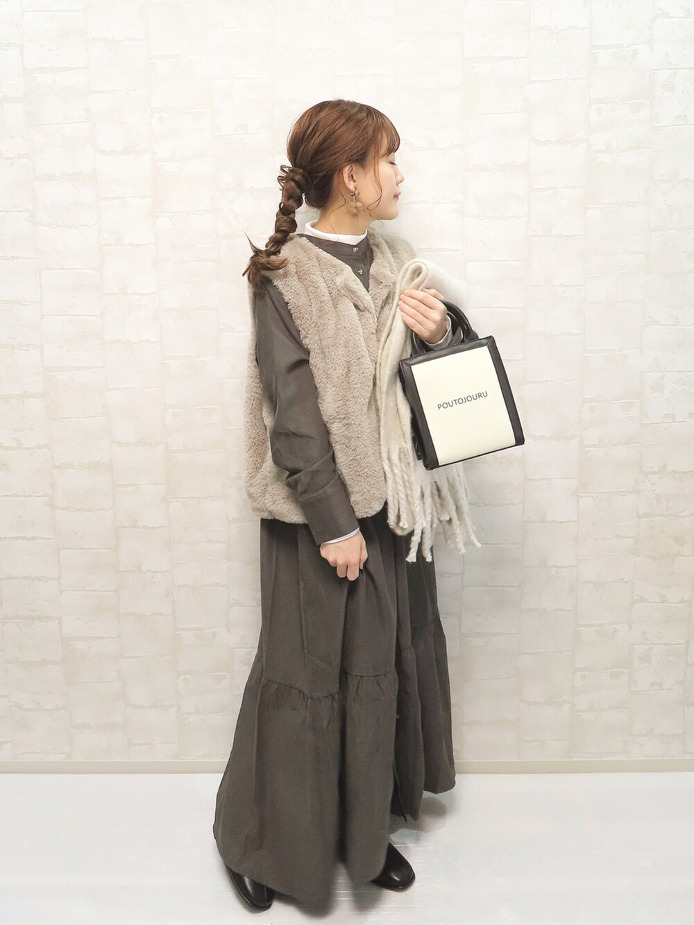 グレー系のシャツワンピース、ホワイト系のTシャツ/カットソー、ベージュ系のその他アウターを着用したレディースの冬コーディネートの2枚目の写真