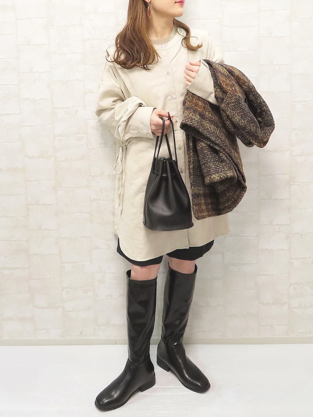 ブラウン系のテーラードジャケット、ベージュ系のシャツ/ブラウス、ブラック系のパンツを着用したレディースの秋コーディネートの2枚目の写真