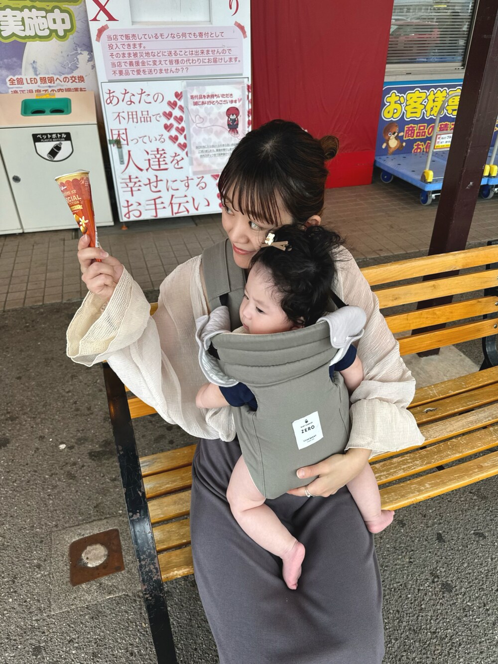 ベージュ系のカーディガン/ボレロ、シルバー系のショルダーバッグ、ブラック系のサンダルを着用したレディースの夏コーディネートの4枚目の写真