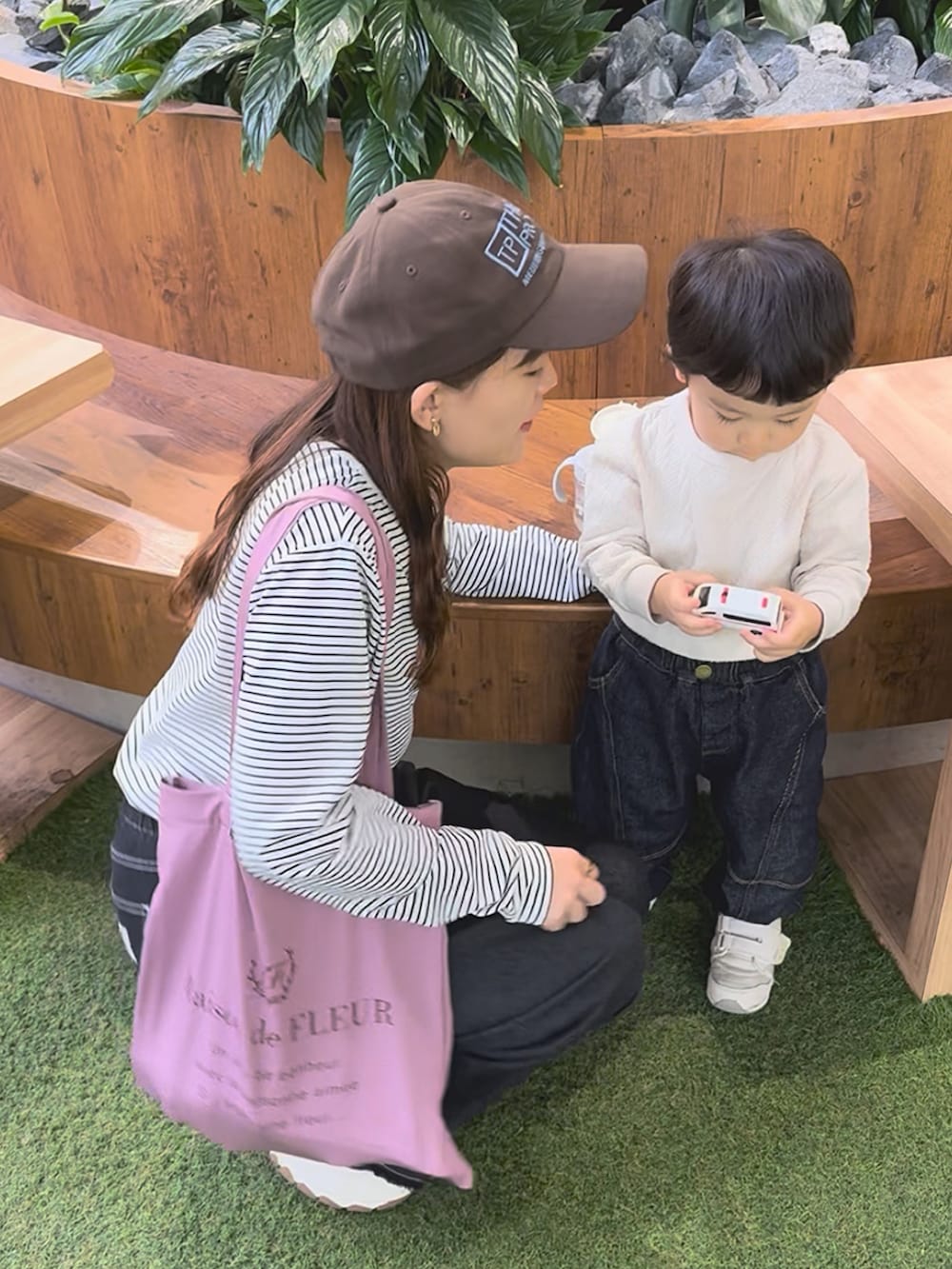 ホワイト系のTシャツ/カットソー、ブラック系のデニムパンツ、パープル系のトートバッグを着用したレディースの夏コーディネートの3枚目の写真