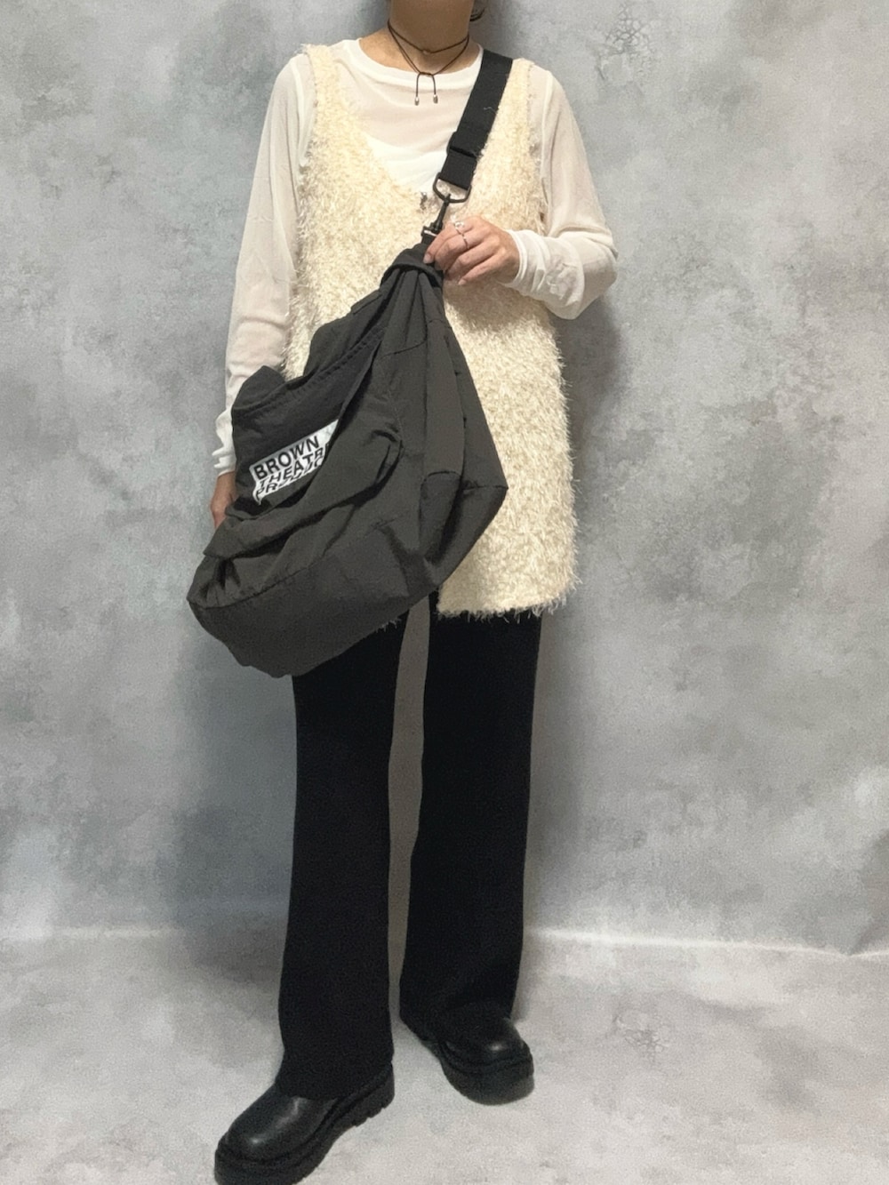 ホワイト系のTシャツ/カットソー、ホワイト系のベスト、グレー系のショルダーバッグを着用したレディースの秋コーディネートの3枚目の写真