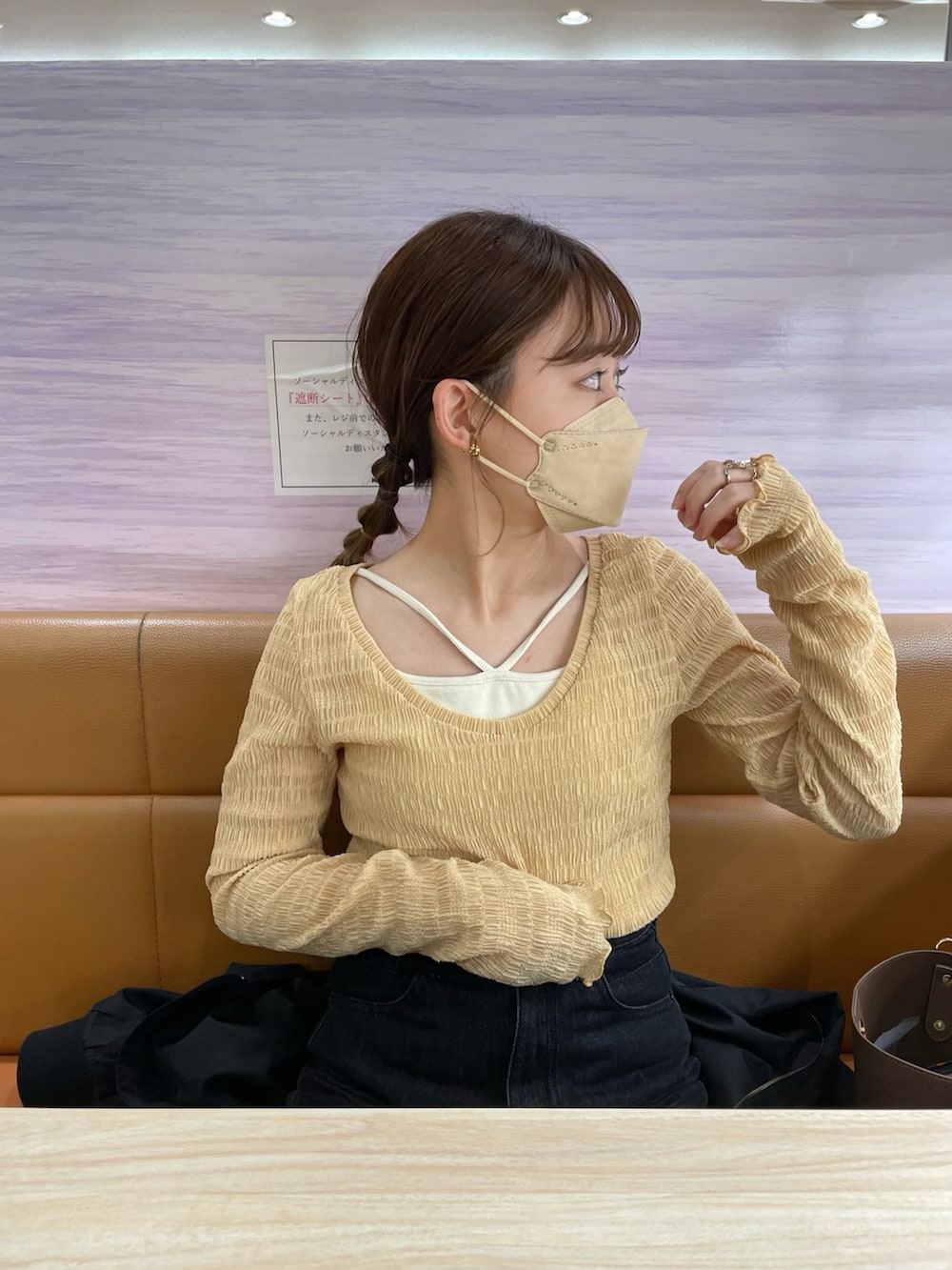 オレンジ系のTシャツ/カットソー、ブラック系のサロペット/オーバーオール、ホワイト系のスニーカーを着用したレディースの春コーディネートの5枚目の写真