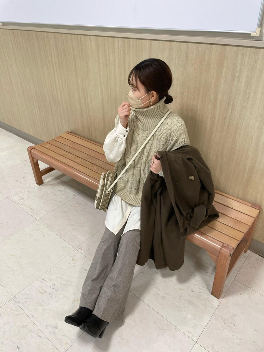「ITEMS URBANRESEARCH、PR、きれいめカジュアル、ニット、冬コーデ、レイヤードスタイル、ニットベスト、タートルネック、ワントーンコーデ、ビッグシルエット、GRL、ブーツ、ベスト、わたしの推しブランド、淡色コーデ」|「ITEMS URBANRESEARCHのケーブルニットベスト(ベスト、ベージュ系)」を使った、chicchimoさん(骨格ナチュラル・レディース・152cm)の冬コーディネートの2枚目の写真