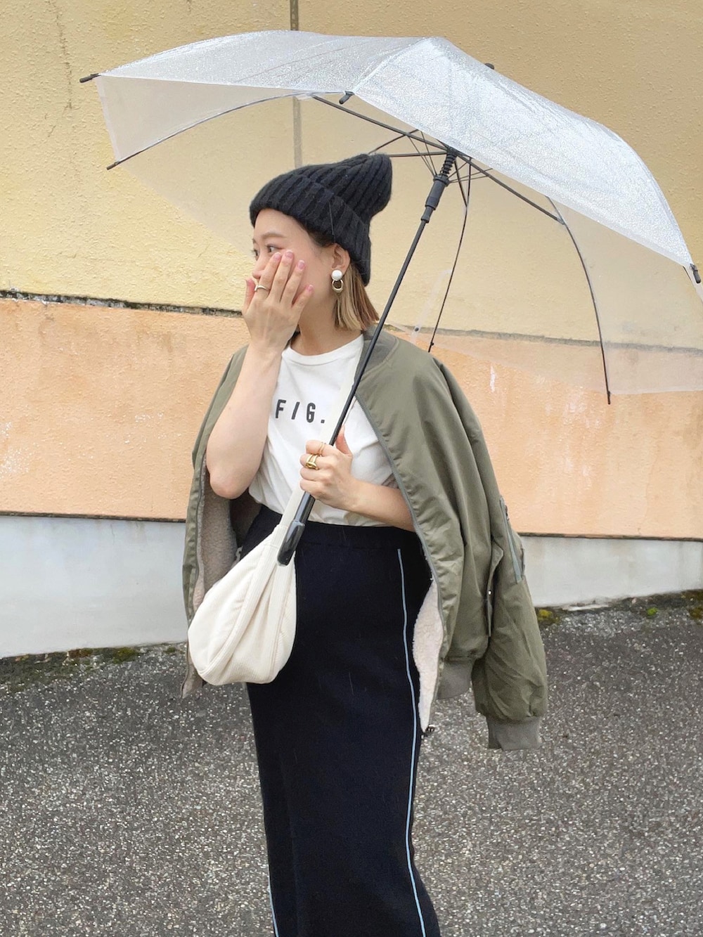 「秋服準備はじめました、秋コーデ、MA-1、ニット帽、スニーカー、ロングスカート、ショルダーバッグ、UNIQLO、ジャケットスタイル、お出かけコーデ、スポーツミックス、アウトドアスタイル、大人カジュアル、秋冬コーデ、ボリューム袖」｜「piyoriyのアイテム（MA-1、グリーン系）」を使った、chicchimoさん（骨格ナチュラル・レディース・152cm）の秋コーディネートの3枚目の写真