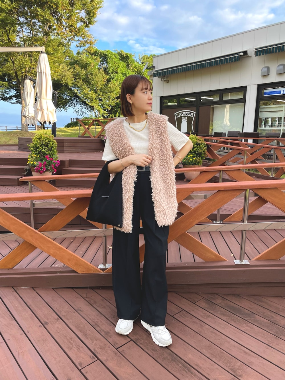 「お出かけコーデ、秋服準備はじめました、ファーベスト、GU、プチプラ、シアートップス、シンプルスタイル、スニーカー、モノトーンコーデ、レイヤードスタイル、韓国ファッション、ハンドバッグ、休日スタイル、ストリート、ワイドパンツ」｜「classicalelfのパッと目を惹くコーデの主役。ボリュームプードルフェイクファーベスト（ベスト、ベージュ系）」を使った、chicchimoさん（骨格ナチュラル・レディース・152cm）の夏コーディネートの2枚目の写真