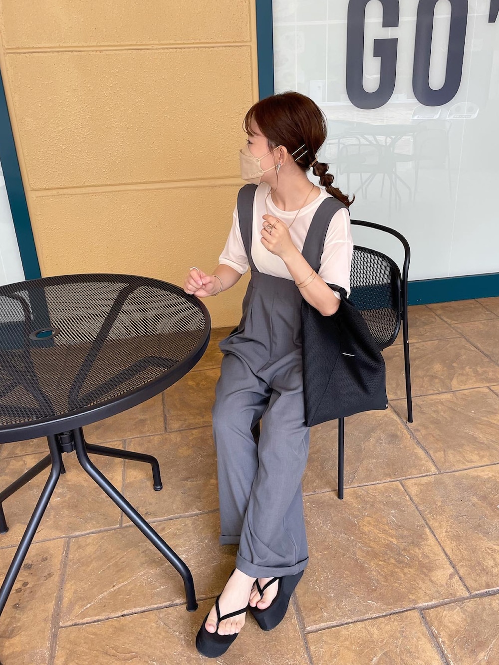 グレー系のサロペット/オーバーオール、ホワイト系のTシャツ/カットソー、ブラック系のトートバッグを着用したレディースの夏コーディネートの3枚目の写真