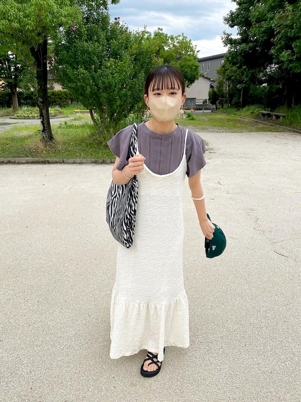 グレー系のシャツ/ブラウス、ホワイト系のワンピース、ブラック系のトートバッグを着用したレディースの夏コーディネートの4枚目の写真