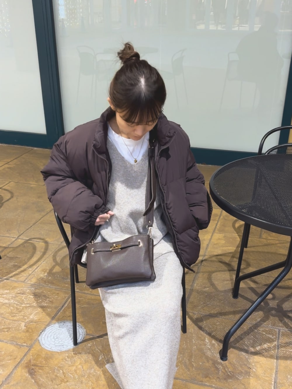 ブラック系のその他シューズ、ベージュ系のセットアップ、ブラウン系のジャケット/アウターを着用したレディースの冬コーディネートの4枚目の写真