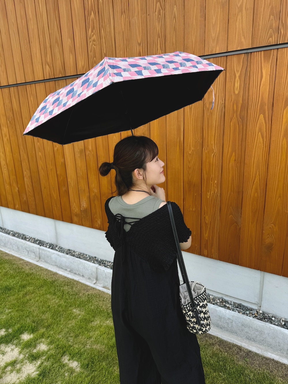 グリーン系のトップス、ブラック系のつなぎ/オールインワン、ブラック系のショルダーバッグを着用したレディースの夏コーディネートの3枚目の写真