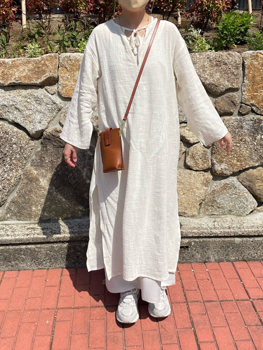 ホワイト系のワンピース、ホワイト系のワンピース、ホワイト系のスニーカーを着用したレディースの春コーディネートの2枚目の写真