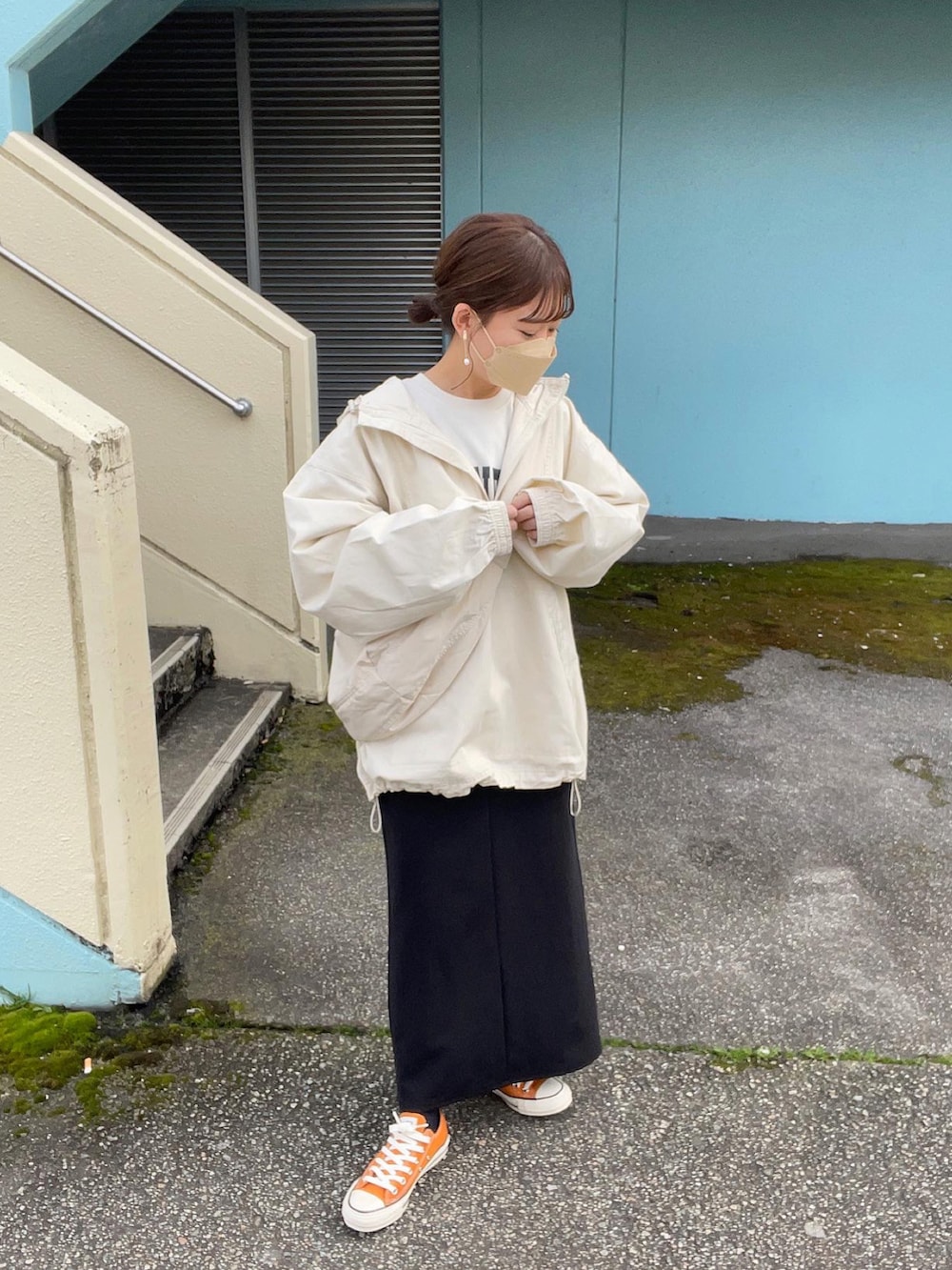ホワイト系のスウェット、ホワイト系のパーカー、ブラック系のスカートを着用したレディースの春コーディネートの3枚目の写真